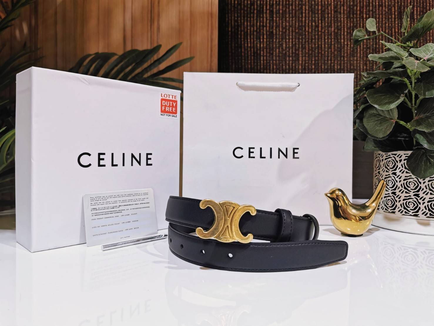 VIP 🥂 Celine Vintage Logo Leather Belt VIP เข็มขัดซีลีนใช้ได้ทั้งชายหญิง วัสดุ Calfskin หนังเรียบสวยหัวเข็มขัดโลโก้แบรนด์แบบ 3D Vintage สีทองสายปรับระดับได้ในดีไซน์เรียบหรูเข้ากับทุกลุ๊คใช้ได้ทั้งชายหญิง สินค้ามาพร้อม Original Package มีการ์ด ถุงผ