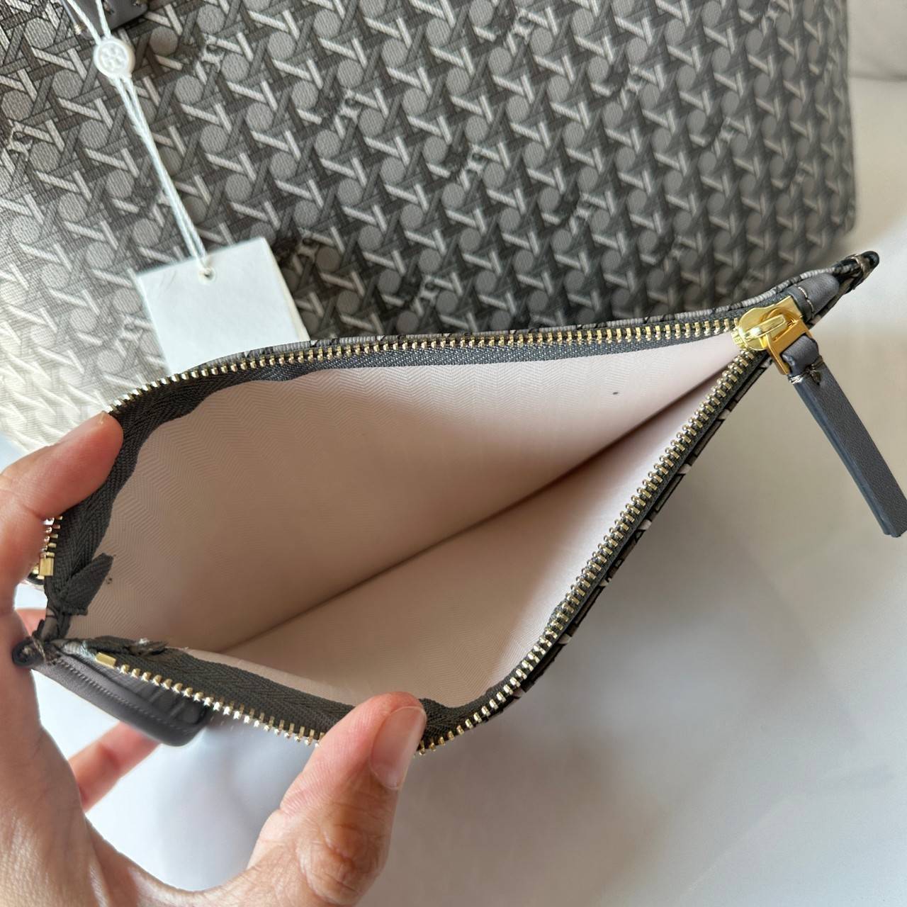 Tory Burch Ever Ready Zip Tote Small Coated Canvas / Tory Burch Geo Logo Tote กระเป๋าโท้ท พิมพ์ลายด้วยลวดลายสานตะกร้าอันเป็นเอกลักษณ์ของแบรนด์ ซึ่งได้แรงบันดาลใจจากความหลงใหลในงานจักสานของผู้ก่อตั้ง