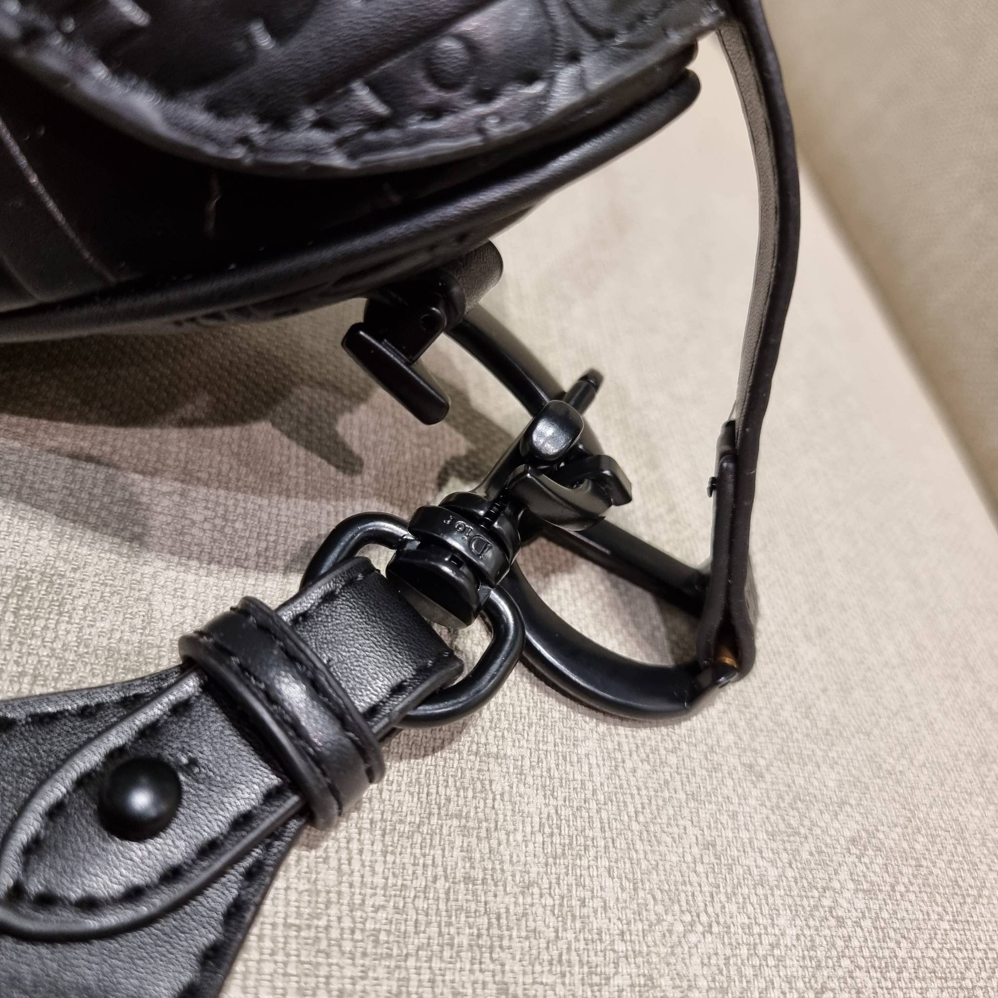 VIP CD OBLIQUE SADDLE BAG / DIOR SADDLE กระเป๋าสะพายข้าง ทรงสวยไม่ซ้ำใคร กิมมิคในตัว ดูแพง ไซส์ใหญ่ ดีไซน์ย้อนยุค เป็นเอกลักษณ์สวยทุกแบบ เปิด-ปิดด้วยกระดุมแม่เหล็กซ่อน ใช้งานง่ายมากๆ ภายในเป็นช่องโล่ง มีช่องซิป ใบสีดำเป็นหนังแท้ ใบลายเป็นผ้าแคนวาส ดูดี ดู