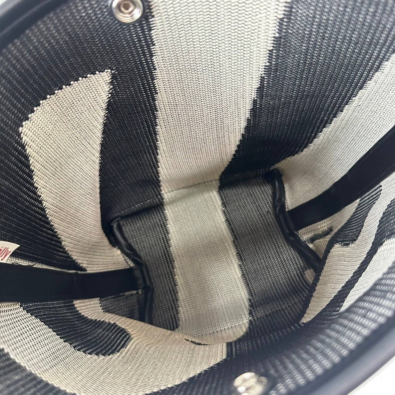 Rally movement the bag Knit Black เป็นไอเท็มที่ฮอตสุดๆแห่งปีจริงๆ กับกระเป๋าทรงบัคเก็ต น้ำหนักเบาๆ ฮอทติดลมบน จุของได้แบบหนำใจ ทอลายโลโก้ด้วยเทคนิค Sturdy Stretch Knit