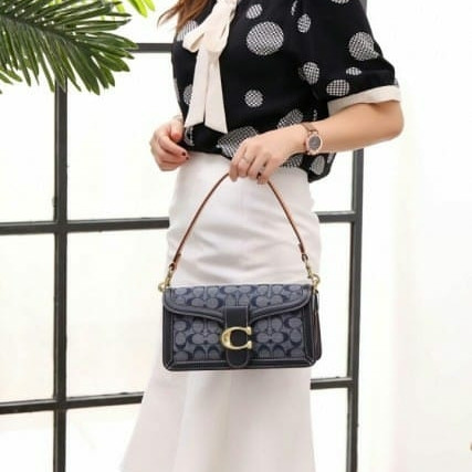 COACH Tabby Shoulder Bag 26 In Signature Chambray กระเป๋าหิ้วได้//คล้องไหล่ได้//สะพายข้างได้ วัสดุผ้าแคนวาสทอลายอย่างดี+หนังแท้ค่ะ เปิดปิดกระเป๋าแบบกระดุมแม่เหล็ก มีอะไหล่แบรนด์ตัวใหญ่ด้านหน้าหรูหราเลยทีเดียว ภายในกระเป๋ามีช่องหลักใส่ของ2ช่อง สามารถใส่กระ