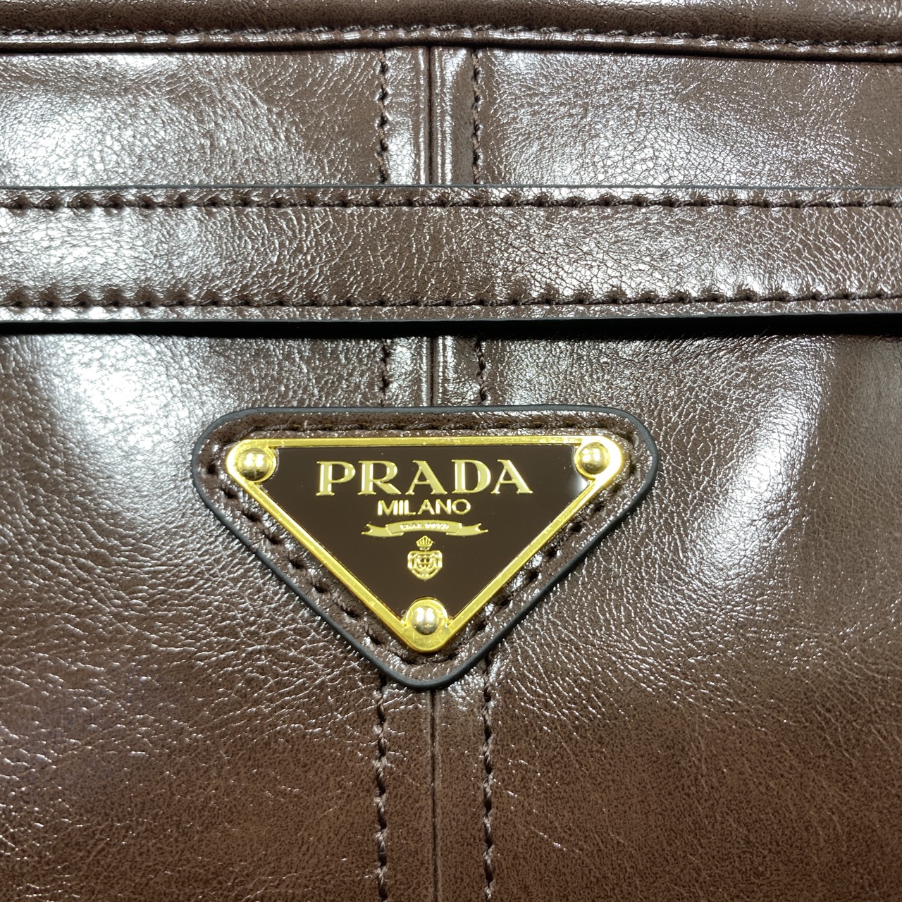 ORI หนังแท้ | Prada Bonnie Large Sueded Handbag Cinnamon 38cm กระเป๋าสะพายทรงโท้ทใบใหญ่ งานหนังกลับโทนสีน้ำตาล โดดเด่นด้วยดีไซน์ที่เน้นความประณีตแต่ใช้งานได้จริง