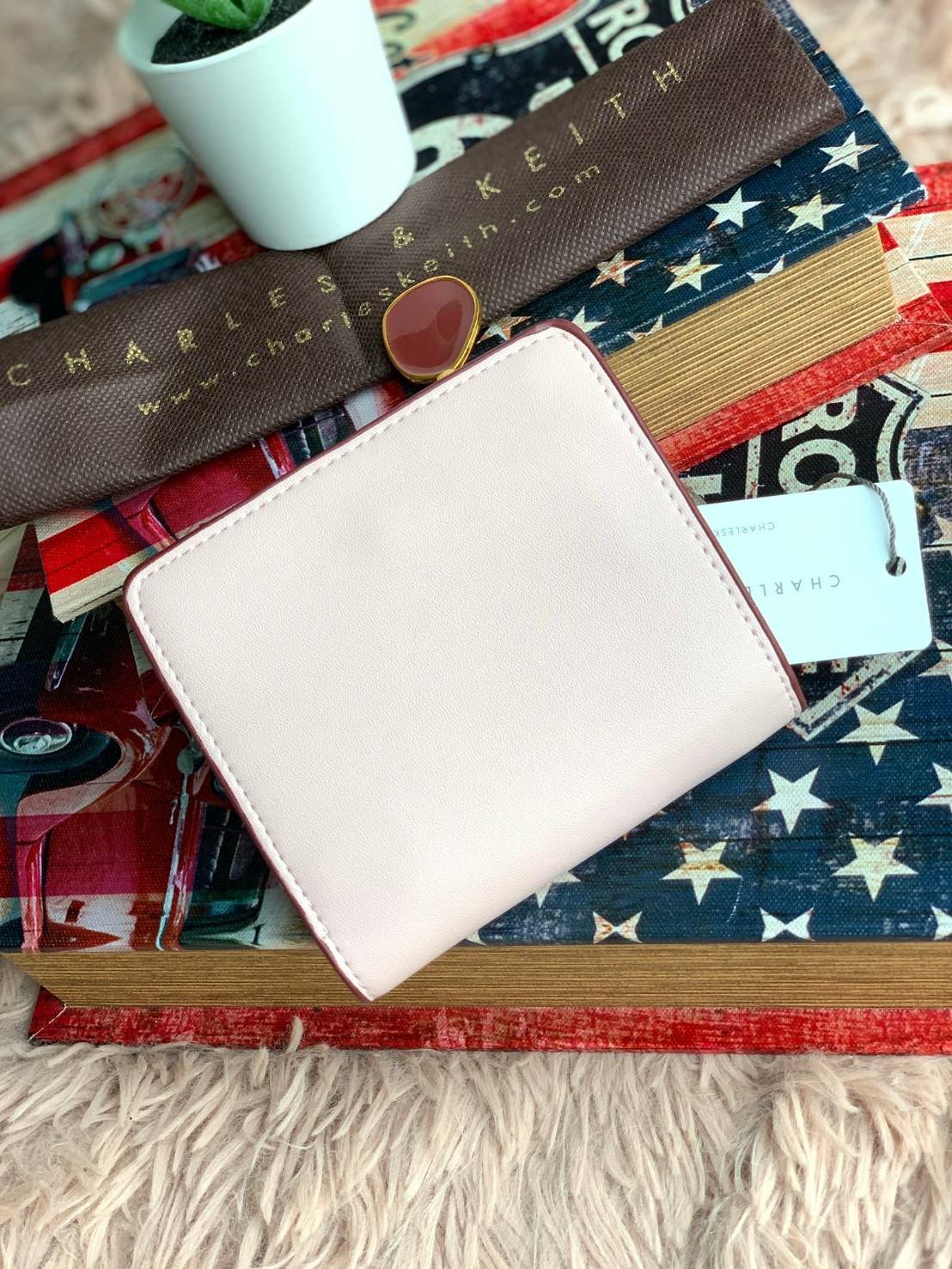 Charles & keith Classic Mini Snap Button Wallet กระเป๋าสตางค์ทรงสั้นรุ่นใหม่ชนช้อป! วัสดุpuหนังเรียบนิ่ม ด้านหน้าประดับโลโก้แบรนด์ด้วยโลหะตัวนูน ภายในเปิดปิดด้วยกระดุมทั้ง2ด้าน มีช่องซิปใส่เหรียญใบเล็ก สามารถถอดแยกกับชิ้นใหญ่ได้ ภายในยังมีช่องเสียบบัตร แล