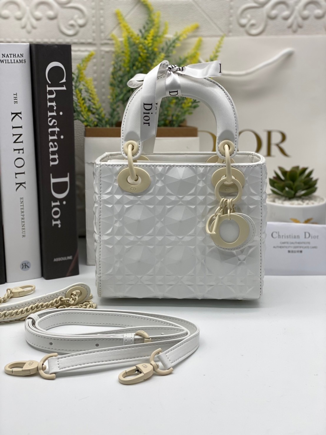 หนังแท้ DIOR LADY BAG 17cm ไซส์เล็กขนาดกำลังน่ารักเลยค่ะ งานออริหนังแท้ทั้งใบปั้มลายรุ่นใหม่ล่าสุด ความสง่างามอีกหนึ่งรุ่นของ Dior รูปทรงสีเหลียม ขนาดกระทัดรัด ตั้งอยู่ทรง ฐานกระเป๋าแข็งแรง มีหมุดรองฐาน ดีไซน์ที่มีเอกลักษณ์เฉพาะตัว ด้านหน้าตกแต่งด้วยตัวอั