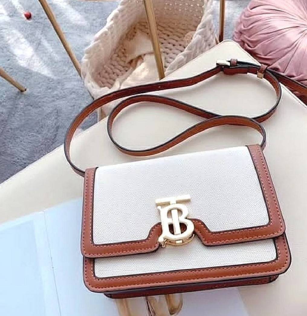 BURBERRY FRAGRANCES CROSSBODY BAG VIP GIFT WITH PURCHASE (GWP) พรีเมี่ยมกิ๊ฟ Limited Edition จากน้ำหอม BURBERRY วัสดุ Canvas & Leather ทรงเหลี่ยมสวยหรูอยู่ทรงมีโลโก้แบรนด์ด้านหน้า