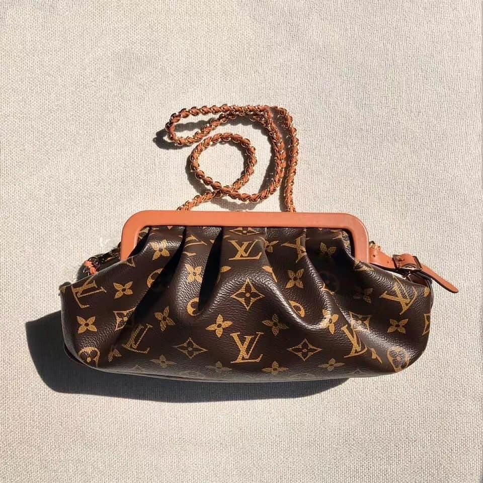 VIP GIFT 】หนังแท้ LOUIS VUITTON Boursicot EW Monogram Canvas กระเป๋าที่ดูโดดเด่นที่สุดในแฟชั่นโชว์ Louis Vuitton Spring-Summer 2020 กระเป๋า Boursicot ใบนี้เป็นการออกแบบสไตล์ Vintage-Inspired ที่ไม่ซ้ำใคร กระเป๋าทำจากผ้าแคนวาสลายโมโนแกรมที่เป็นเอกลักษณ์ของ