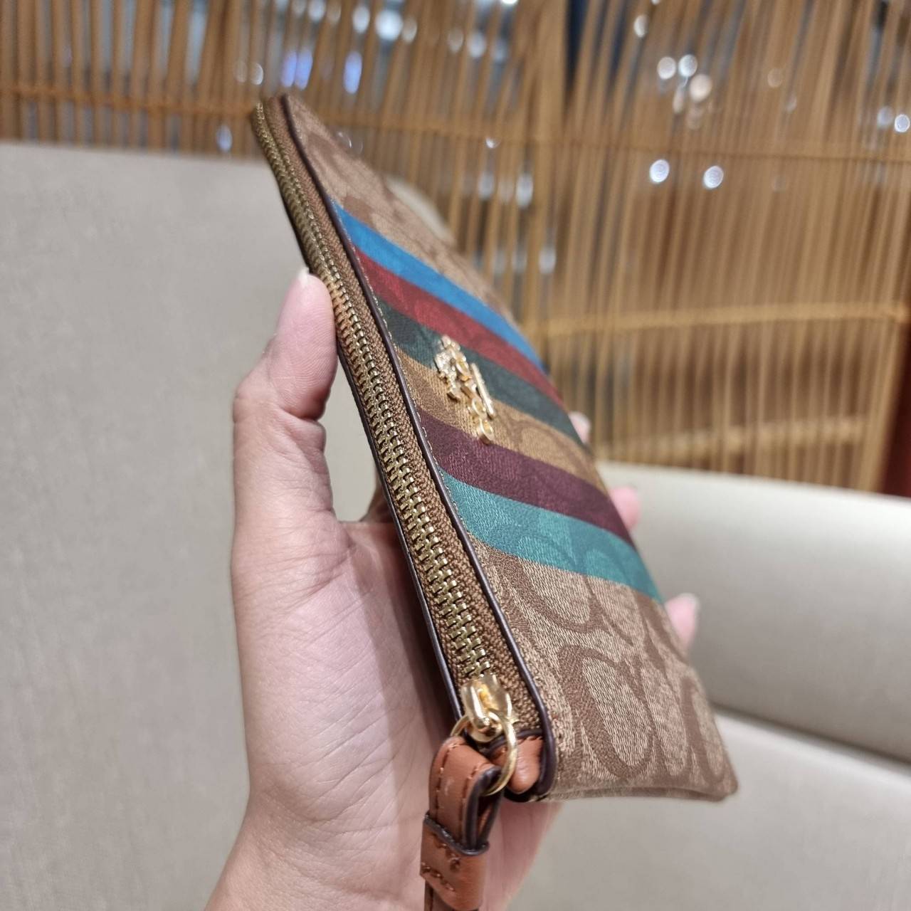 COACH C5624 LARGE CORNER ZIP WRISTLET IN SIGNATURE CANVAS WITH STRIPE สีใหม่กับคอลเลคชั่นที่ปังข้ามปี ฮิตไม่เลิก!! กระเป๋าคล้องมือ ดีไซน์ลายแถบสี สดใสน่าใช้มาก!! ขนาดเหมาะพกพา วัสดุหนังแคนวาส ภายในใส่ธนบัตร หรือใส่บัตร ใส่เหรียญ ได้หมด!! iphone13 pro ใส่ไ