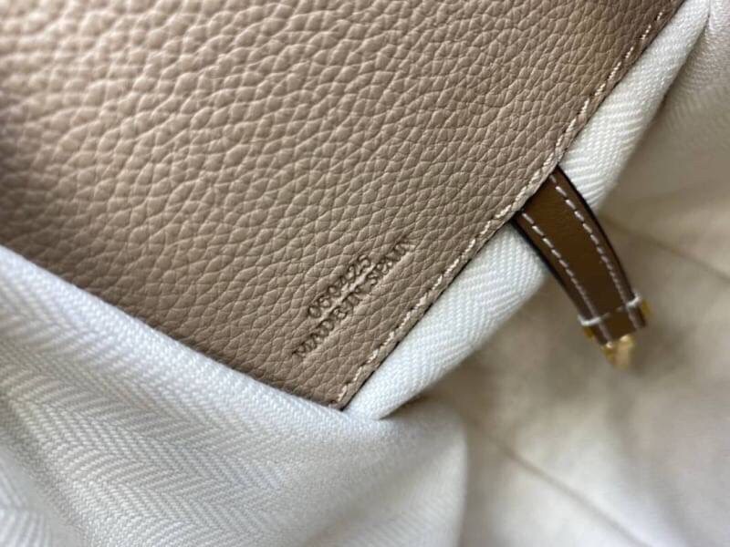 VIP GIFT 】หนังแท้ Loewe Small Hammock bag in pebble grain calfskin A multifunctional bag with supple side panels that release to change its shape. Looped straps allow the bag to be worn in multiple ways. This small version is in pebble grain calfskin.