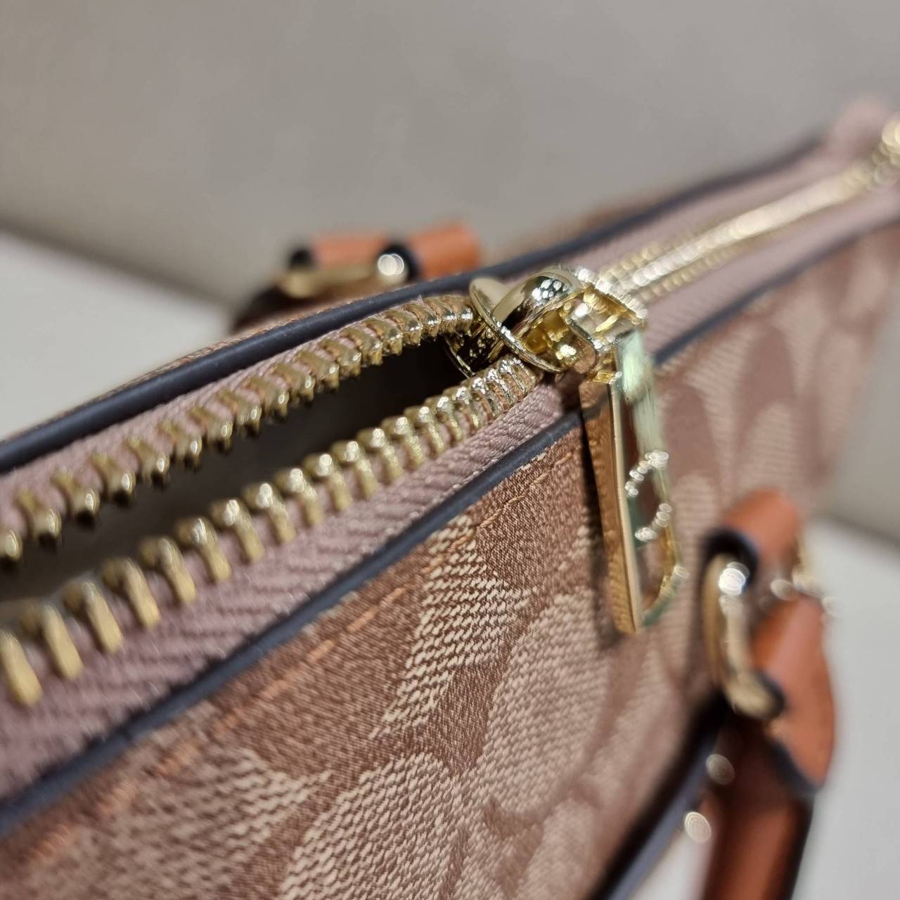 COACH F38089 MINI EMMA SATCHEL IN SIGNATURE CANVAS รุ่นหายาก รุ่นที่สาวๆตามหา จัดมาให้สมกับที่รอคอยกันไปเลยจ้า!! เป็นรุ่นที่ดีไซน์ออกมาให้ใช้งานง่าย สะดวก สวย หรู ดูดี!! กระเป๋าสะพายทรงสวย วัสดุหนังแคนวาสเคลือบลาย มาพร้อมสายสะพายข้างและหูจับในตัว ถอดออกถื