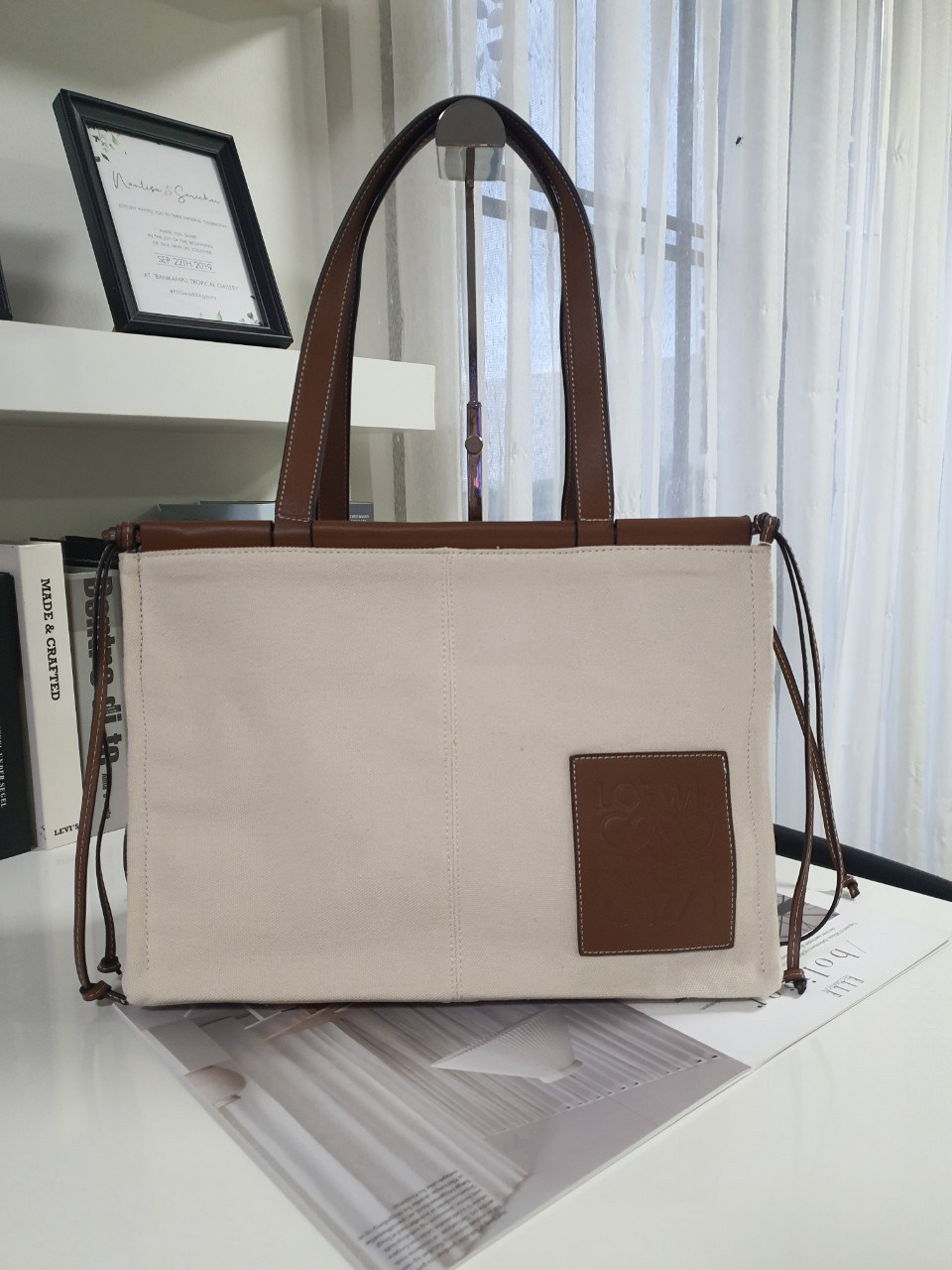 พร้อมส่งที่ไทยแล้วกับ LOEWE CUSHION TOTE BAG VIP GIFT WITH PURCHASE-GWP พรีเมี่ยมกิ๊ฟ จาก LOEWE PERFUME DUTY FREE COUNTER ด้านหน้าปักหนังปั้มโลโก้แบรนด์สวยหรู ทรงใบใหญ่ สะพายไหล่ *จุของได้เยอะมาก สามารถใส่ NOTEBOOK IPAD ได้สบายค่ะ น้ำหนักกำลังดี มาพร้อมสา