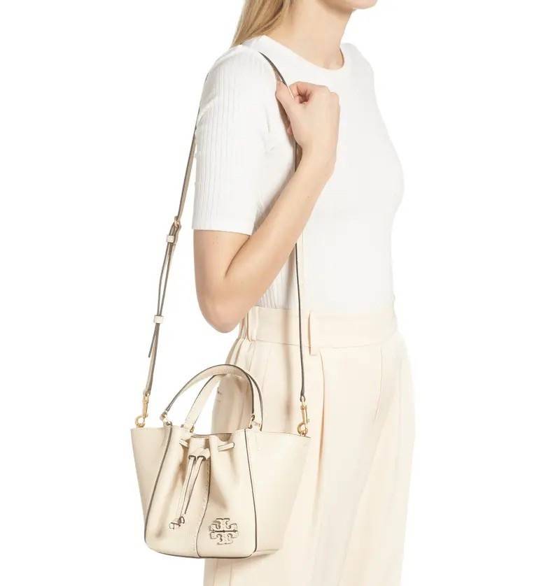 TORY BURCH MCGRAW DRAGONFLY MINI SATCHEL ((90474)) พร้อมส่งที่ไทย แนะนำต้องมีติดตัว สวยมากๆ! กระเป๋าหิ้วหรือสะพายข้างได้ หนังแกะนิ่มสวย อย่างดีเลยค่ะ ดีเทลด้านหน้าแบบหูรูด ปากกระเป๋าเปิดปิดแบบกระดุมแปลก ภายในโล่งกว้าง ใส่ของได้ครบครันหายห่วงค่ะ; มีช่องให้