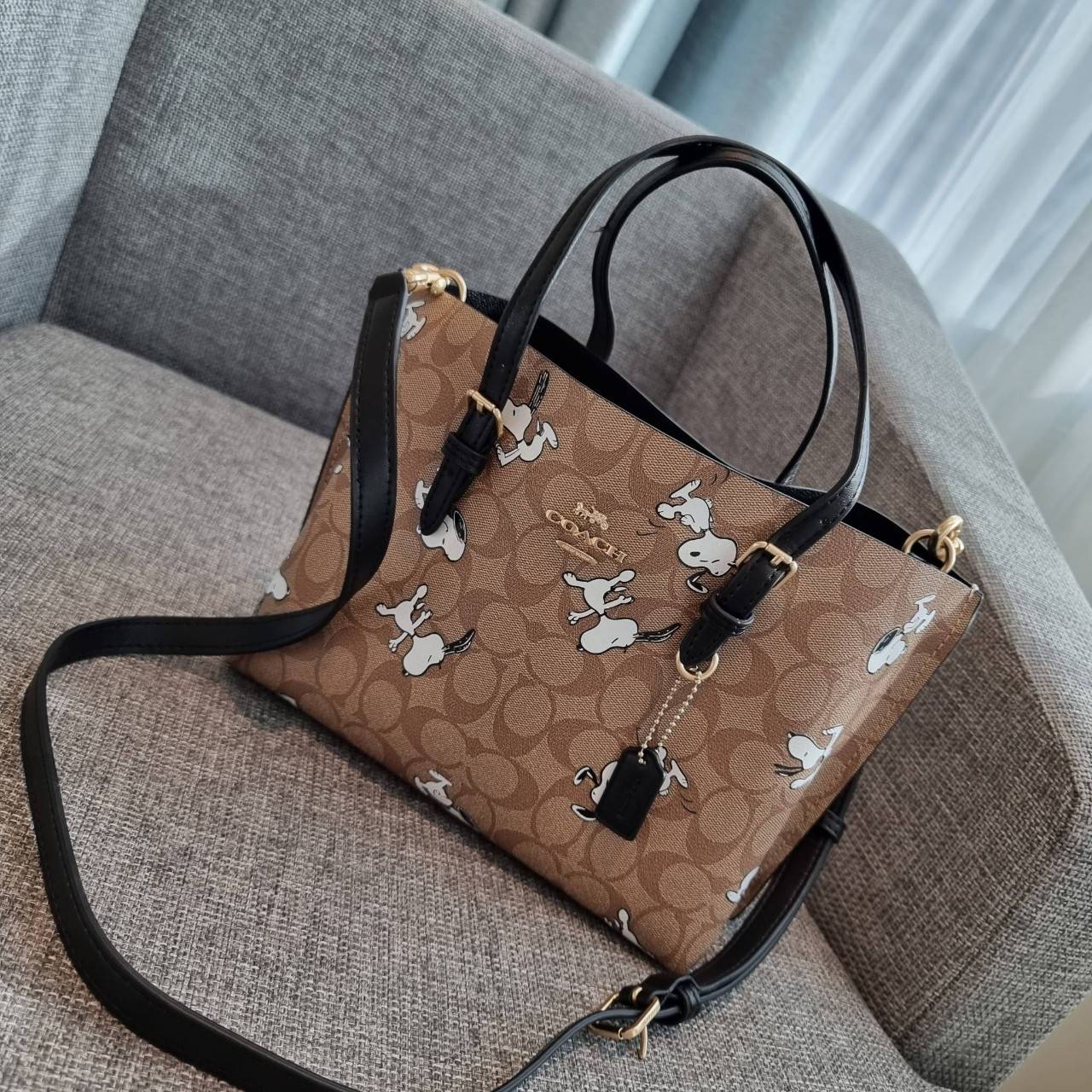 OUTLET 】COACH C4250 MOLLIE TOTE 25 IN SIGNATURE CANVAS WITH SNOOPY ใหม่ล่าสุด ยังไม่เข้าไทย!! กับรุ่นสุดฮอต ในดีไซน์คอลเลคชั่นใหม่ที่แรงไม่แพ้กัน!! กระเป๋าโท้ทไซส์เล็กตกแต่งลายสนูปพี ที่ใครๆก็หลงรักอย่างท่วมท้น น่ารักน่าใช้มากๆ วัสดุหนังแคนวาสเคลือบลาย ภา