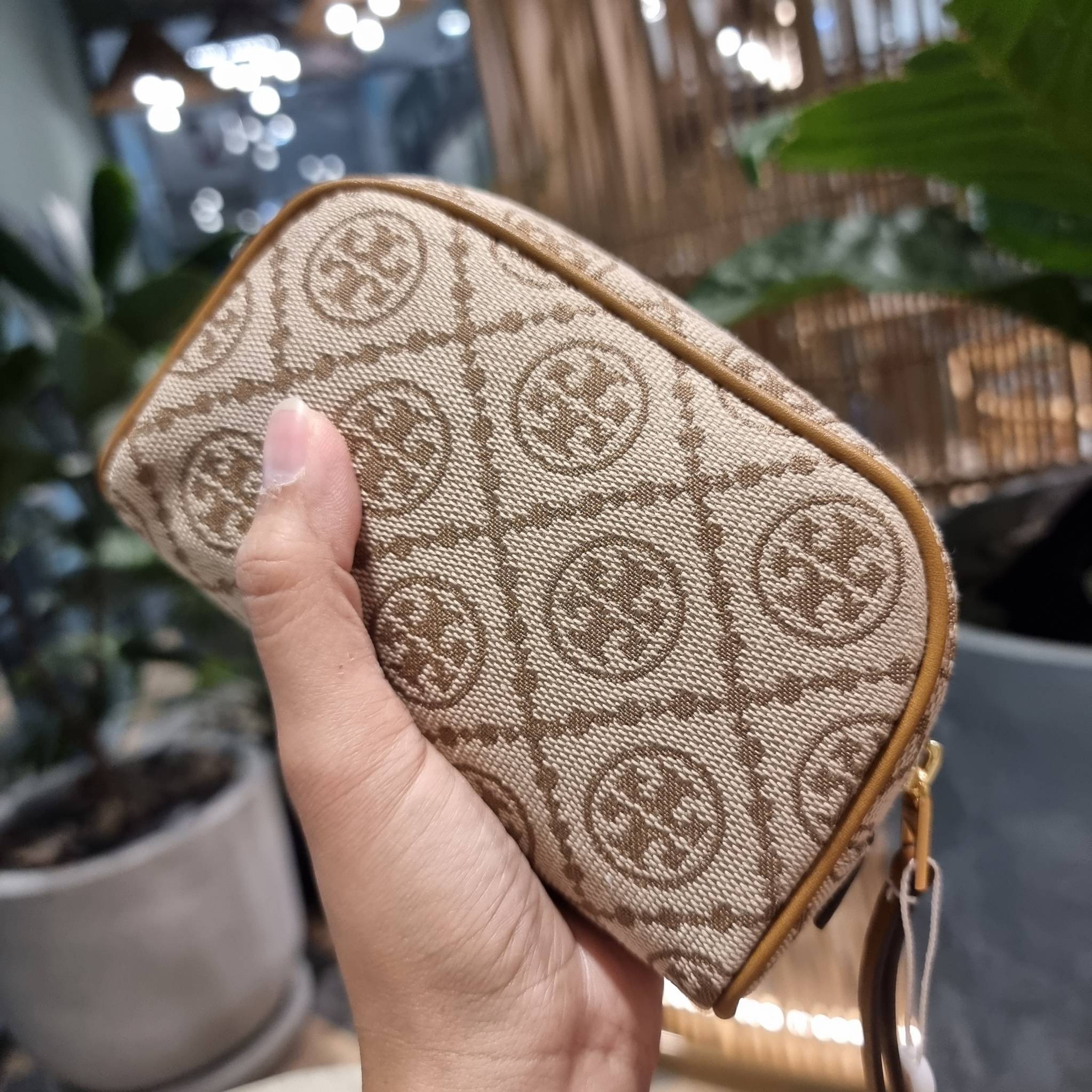 TORY BURCH T MONOGRAM JACQUARD MINI COSMETIC CASE ใหม่ล่าสุด กับกระเป๋าเอนกประสงค์ ที่ไม่ว่าจะไว้ใส่เครื่องสำอางค์ หรือจะไว้พกจำเป็นเช่น เงิน หรือกุญแจต่างๆ น้องใบนี้จัดให้ได้หมด สวยหรู ขนาดเหมาะมือ ถือแล้วขับผิว วัสดุผ้า jacquard รูดเปิด-ปิดด้วยซิป ภายใน