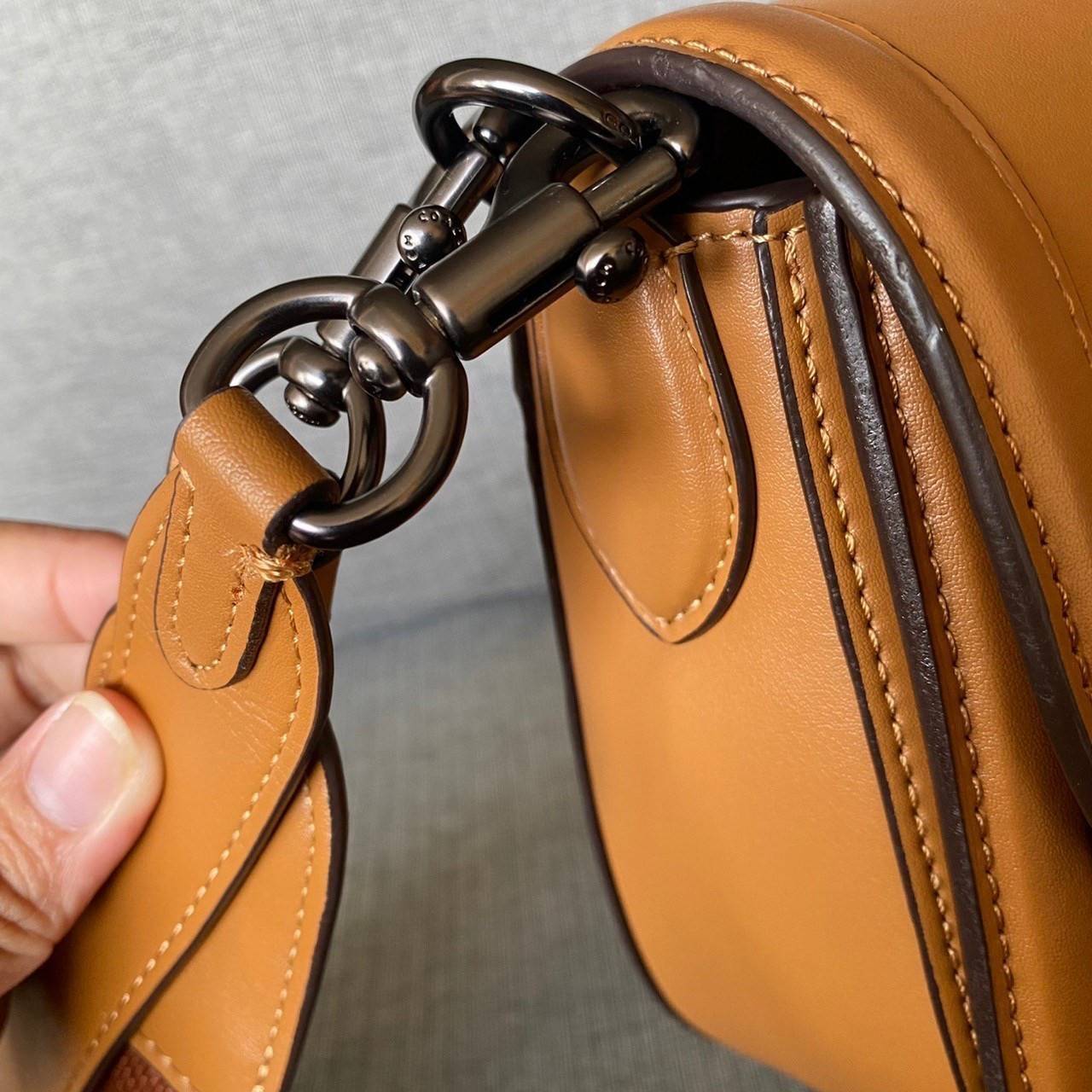 COACH C0749 BEAT SADDLE BAG(COACH C0749) 💖สวยหรู ดูดี เป็นรุ่นที่หลายคนรอค่อย จะลุคแนวsports สาวเทห์ หรือสไตล์สาวหวานเรียบร้อย ได้หมดคะ มาพร้อมสายสะพาย 2 เส้น คุ้มเกินคุ้ม วัสดุหนังแท้ชั้นดี หนังสวย อะไหล่แบรนด์ที่ดูเด่นคลาสสิคตรงด้านหน้า เปิดปิดก