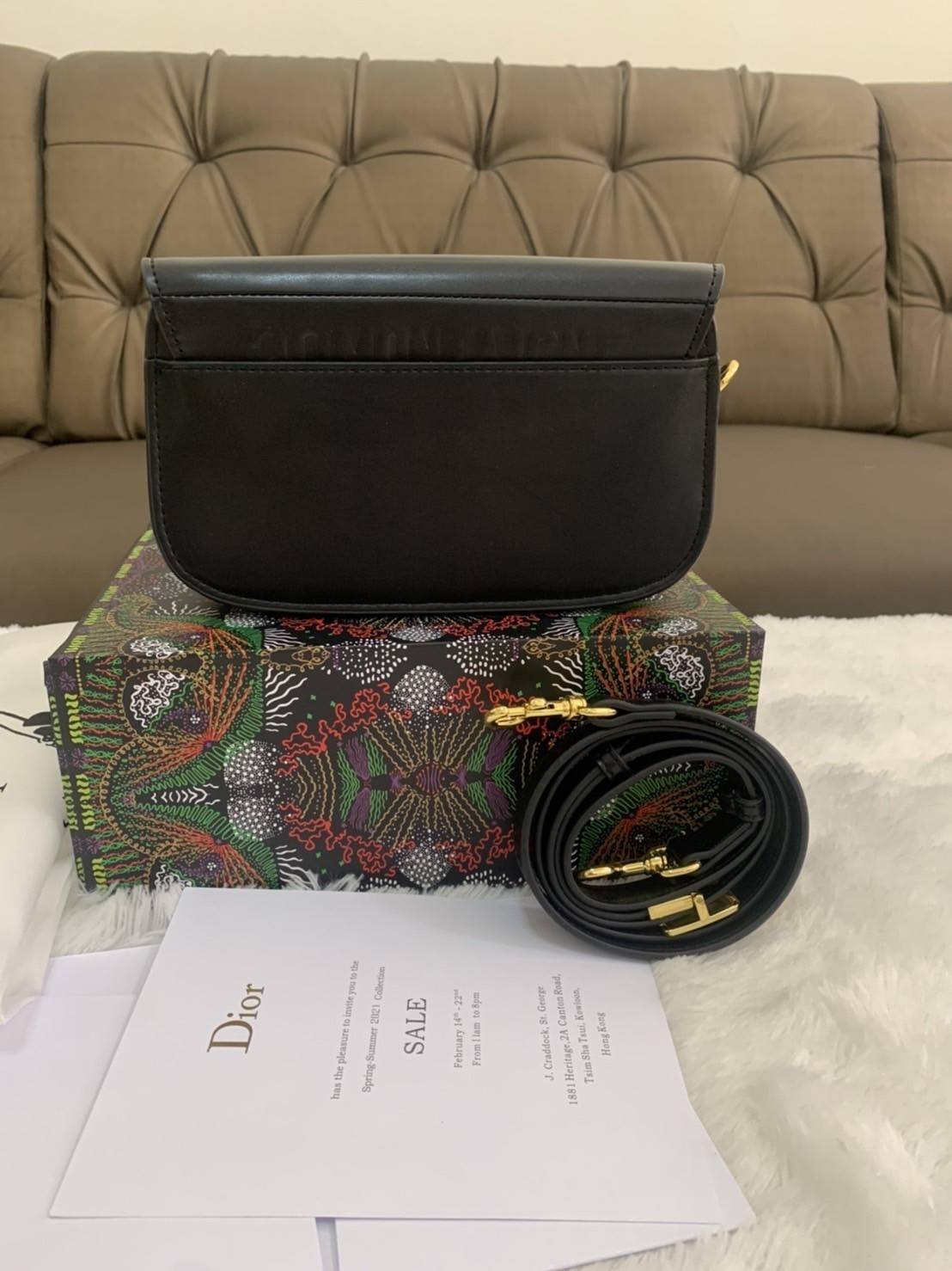 DIOR BOBBY EAST-WEST BAG (GWP) พรีเมี่ยมกิ้ฟ Limited Edition กระเป๋าสะพายขนาดกระทัดรัด น่ารักมากมาย วัสดุหนังแท้ (Calfskin) อะไหล่ทอง ตกแต่งด้านหน้ากระเป๋าแบบหัวเข็มขัด ประดับโลโก้ CD ด้านหลังสกรีนตัวอักษร "30 MONTAIGNE" มีช่องสำหรับเก็บของหนึ่ง