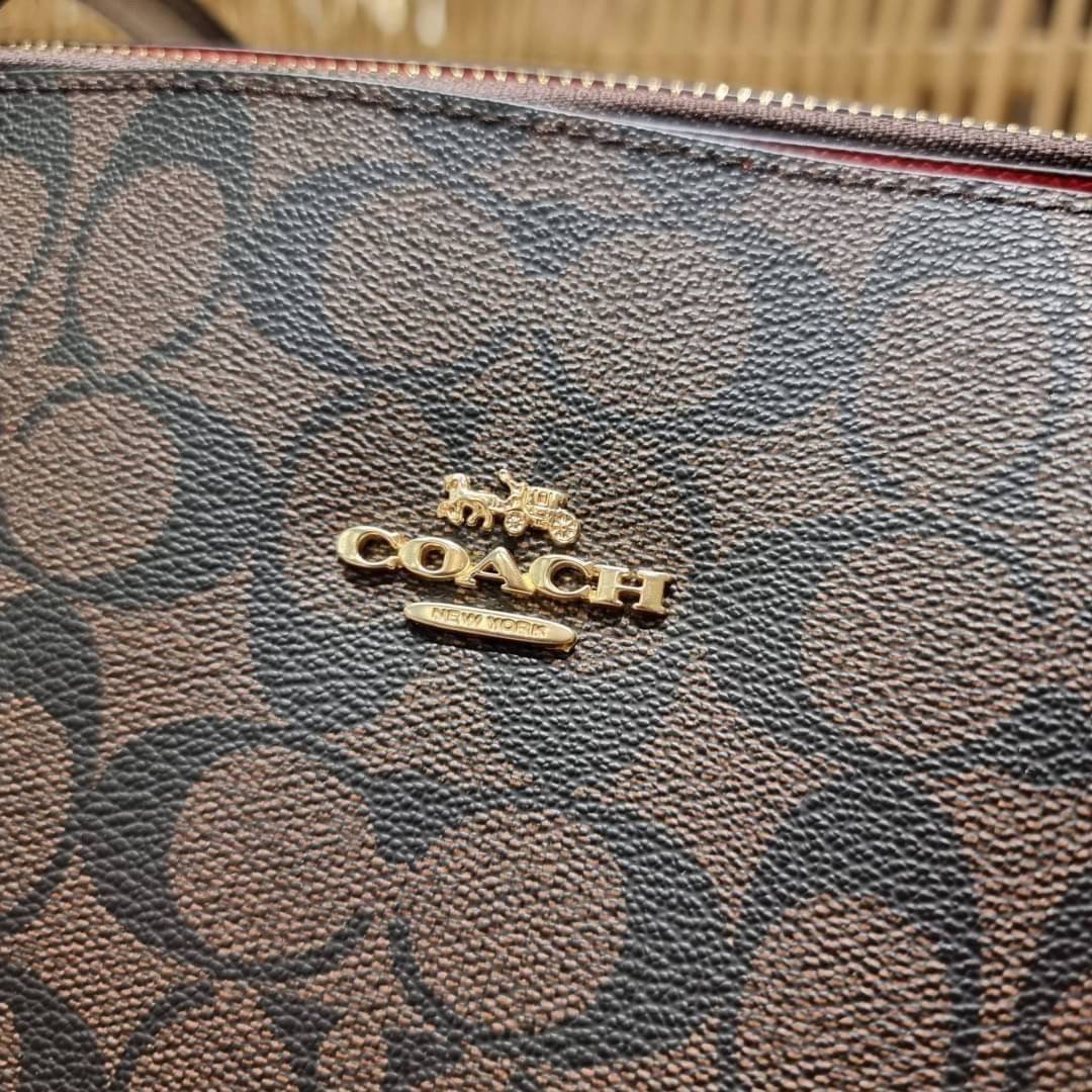 COACH C4075 TATUM CARRYALL IN SIGNATURE CANVAS คอลเลคชั่นใหม่ล่าสุด จัดมาให้ได้สวยก่อนใคร สวยหรูทุกสี!! ลุคผู้ดีต้องมาอีกหนึ่ง กระเป๋าสะพายทรงสวย ที่มาพร้อมสายสะพายไหล่ในตัว และสายครอสบอดี้สำหรับสะพายข้าง วัสดุหนัง crossgrain สวยคมมากๆ ตัวกระเป๋าถูกแบ่งเป