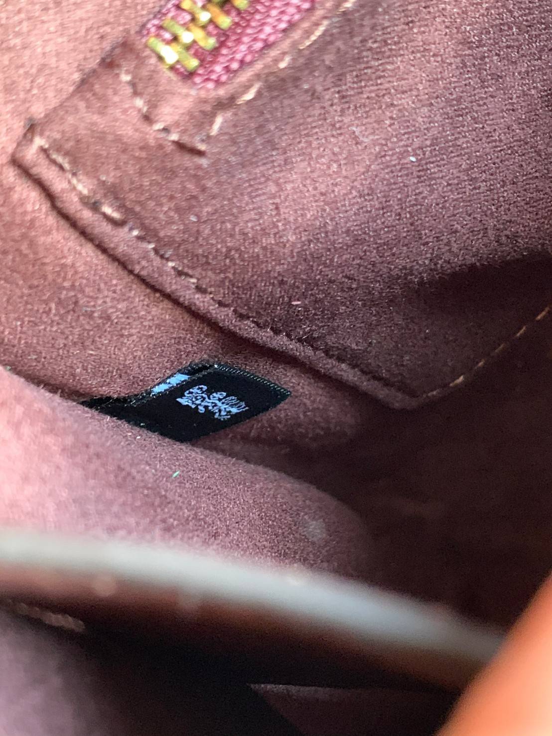 COACH TABBY TOP HANDLE 20 พร้อมส่งที่ไทยค่ะ! กระเป๋าหิ้ว//สะพายข้างได้ หนังแท้อย่างดี กหนึ่งใบทำหนังสองลายได้อย่างสวยงาม พร้อมโลโก้รุ่นใหม่ล่าสุดดูดีมากๆค่ะ เปิดปิดกระเป๋าแบบกดล็อค ภายในมีช่องหลักสองช่อง ใส่มือถือได้ทุกรุ่น;กระเป๋าเงินใบกลางได้;ของจำเป็นจ