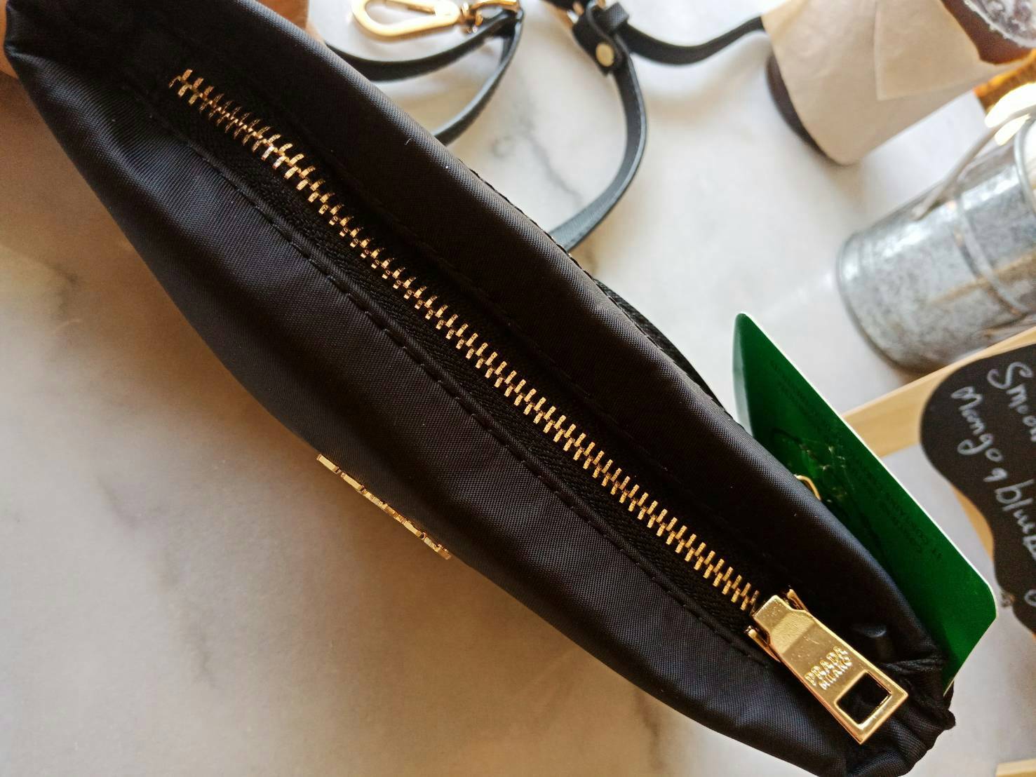 สาย Cute ห้ามพลาด!! กระเป๋าพรีเมี่ยมกิ้ฟท์ จากแบรนด์ Prada ทรง crossbody อีกรุ่นที่ขนาดกำลังน่ารัก ตัวกระเป๋า เป็นไนลอนเต็มใบ กันน้ำ ด้านหน้าประดับโลโก้ อะไหล่ทอง สวยหรูเว่อร์วัง มาพร้อมสาย 2 เส้น สะพายได้และสามารถเป็น cross body ได้ ใส่สายสั้นเป็นคล้องมื