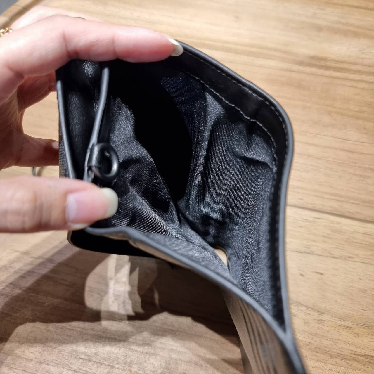 COACH F30205 FLAP PHONE WRISLET IN SIGNATURE CANVAS กระเป๋าสตางค์ 2IN1 มาอีกแล้วจ้า ความคลาสสิคที่จับต้องได้ ใช้งานได้สะดวกกว่าเดิม วัสดุหนังแคนวาสเคลือบลาย ภายในใส่ธนบัตร ใส่บัตรได้เยอะ มีช่องซิปแยก ใส่โทรศัพท์ได้ มาพร้อมสายคล้องมือ ใส่แขนไว้กันหล่นหาย ห