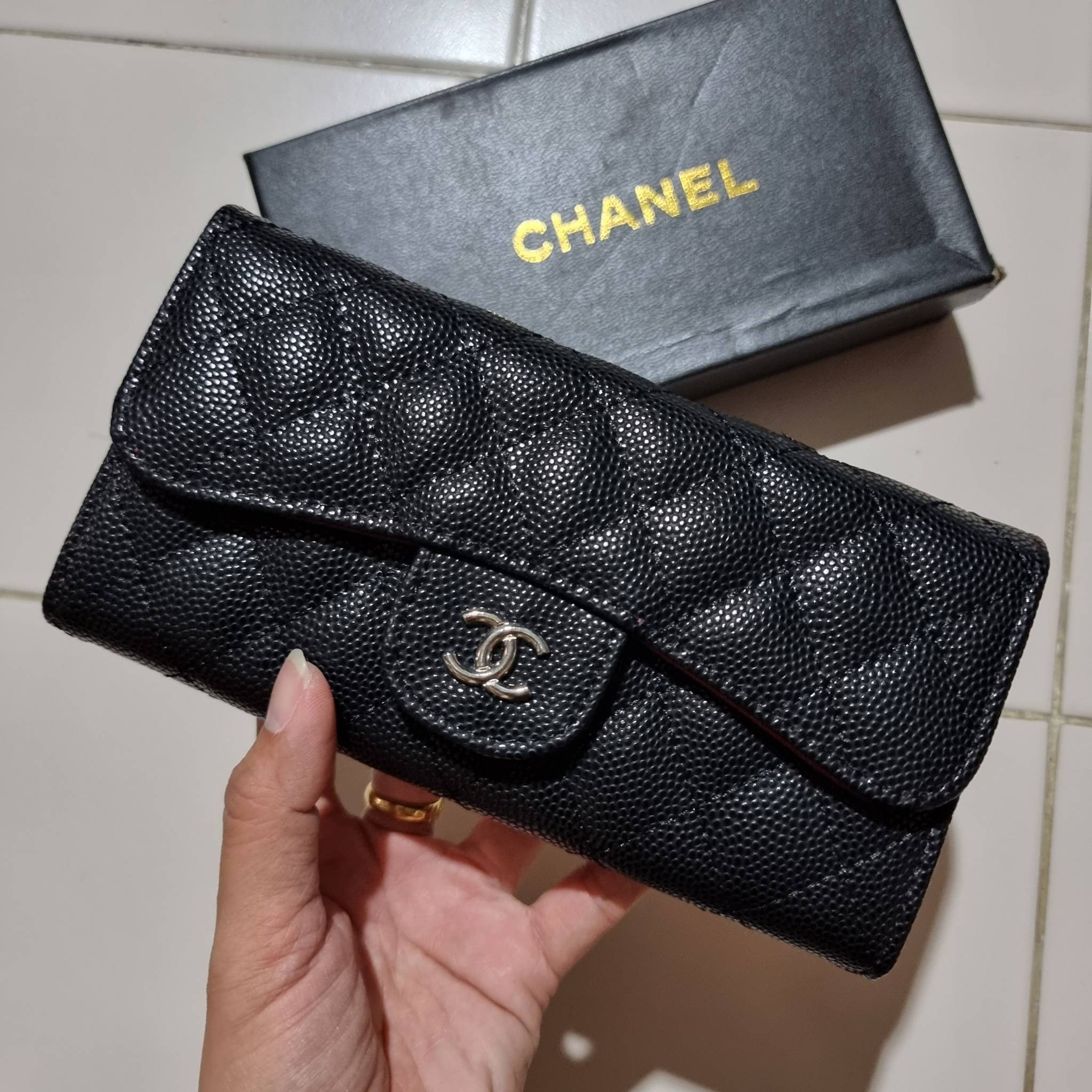 VIP 】กระเป๋าสตางค์ใบยาวรุ่นฝาพับที่ถามหากันมากที่สุด!! สวยรับทรัพย์จาก Chanel วัสดุหนังลายคาร์เวีย ลุคผู้ดีที่สุด เปิด-ปิดด้วยกระดุมแม่เหล็ก ภายในกระเป๋ามีช่องใส่บัตรได้เยอะ ใส่ธนบัตร ใส่เหรียญได้ มีช่องซิปแยกอีกหนึ่งช่อง ดีไซน์เรียบหรูดูคลาสสิค!! สาวๆห้า