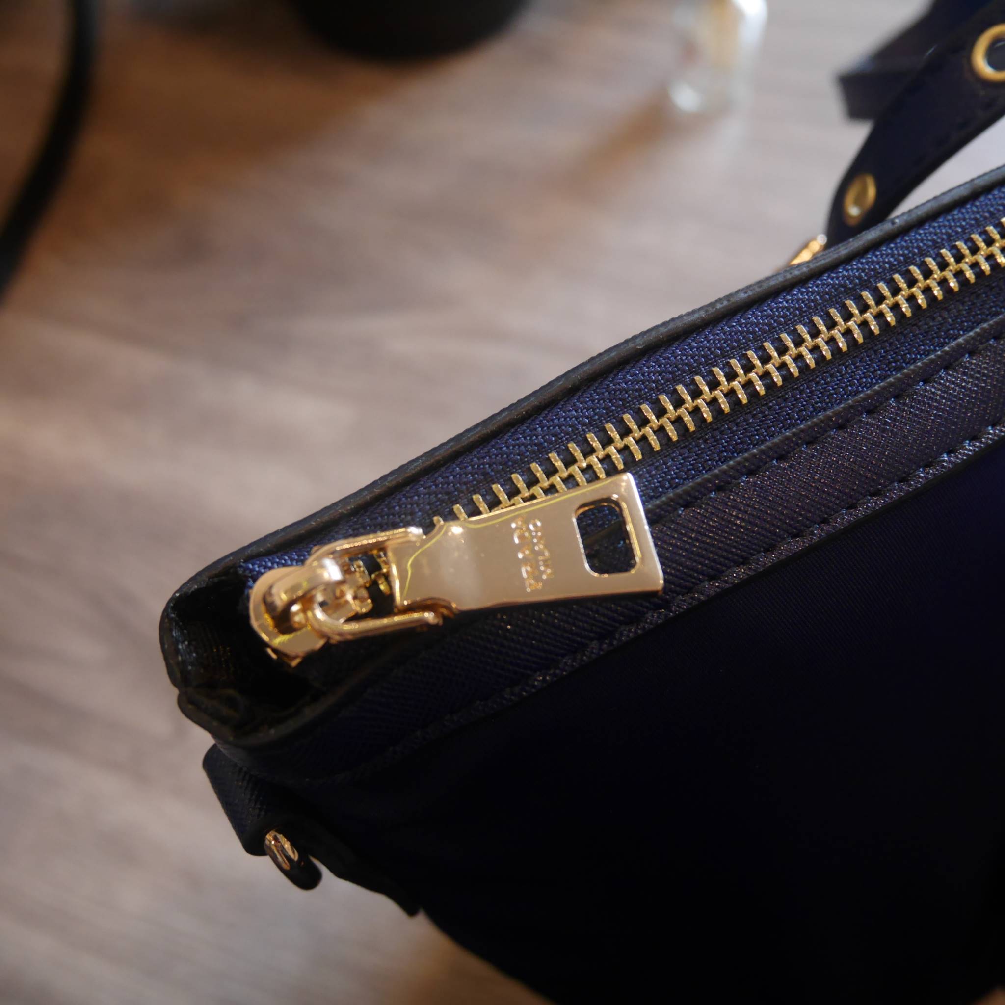 กรี้ดดด งานใบใหญ่ **ใส่ของจุใจ ก้มาน้าาา งานพรีเมี่ยมกิ้ฟ จากเคาเตอร์ต่างประเทศคะ จากแบรนด์ PRADA เป็น กระเป๋าผ้าไนล่อน ตามแบบฉบับของแบรนด์เลย หลงรักเลยคะ สะพายไหล่ได้ ถือก็สวยๆ ใช้แล้วสวยมากๆ ใส่ของได้เยอะเว่อร์ คุ้มราคา ห้ามพลาดเลยคะ!