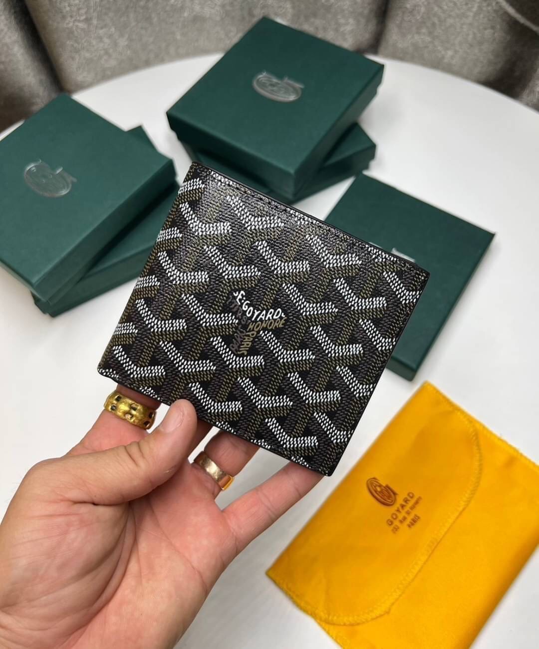 GOYARD WALLET / GOYARD Victoire Bifold Wallet พร้อมส่งที่ไทย เกรดเทพออริจินอล หนังเกรดดีสุด กระเป๋าสตางค์ผู้ชายใบสั้น พร้อมกล่องเขียวแบรนด์สวยหรู อีกรุ่นที่ยอดขายไม่เคยตก ภาพสินค้าถ่ายจากงานขายจริง ใช้งานต่างประเทศได้เลยค่ะ