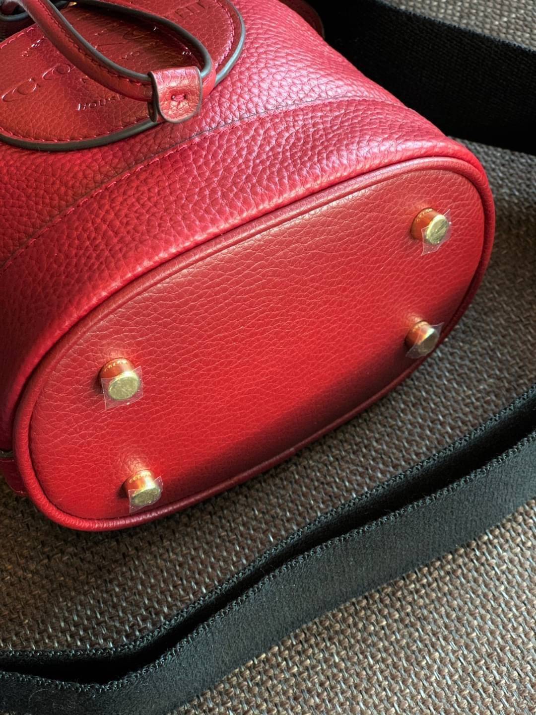 OUTLET 】COACH Dempsey Bucket Bag 15 With Coach Patch And Heart Charm ((C5121//C5112//C5114)) น้องน่ารักมากๆ นาทีนี้ต้องมีแล้วล่ะคะ! พร้อมส่งที่ไทยครบสีค่ะ! กระเป๋าหิ้ว//สะพายครอสบอดี้ร์ได้ หนังแท้สวยงามมากๆค่ะ ❤️มาพร้อมพวงรูปหัวใจแบรนด์+ป้ายหนังห้อ