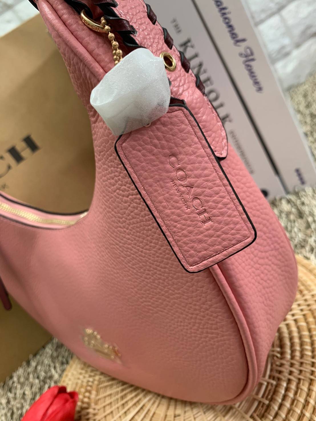 COACH BAILEY HOBO WITH WHIPSTITCH ((C4108//C1322)) พร้อมส่งที่ไทย!! สวยจริงไม่จกตาแน่นอนค่าา กระเป๋าทรงโค้ง ใช้แบบหิ้วหรือคล้องไหล่ก็ดูดี ใช้วัสดุหนังแท้ชั้นดี หนังสวยมากๆค่ะ ด้านหน้าใช้อะไหล่แบรนด์ตัวใหญ่ หรู ดูสะดุดตามีเดียว