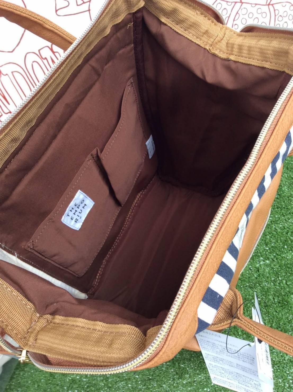 เป้ฮิตติดชาร์จกับ Anello รุ่น The emporium dark brown(limited edition) ขนาดมินิ กำลังดี วัสดุผ้าแคนวาสสลับหนัง polyester ปากกระเป๋ากว้างมีโครง มีตัวล้อคที่หูจับ ด้านหลังมีซิปสะดวกต่อการหยิบของภายใน ด้านข้างมีช่องทั้งสองข้าง กว้างจุได้เยอะ น้ำหนักเบา ดูแลร