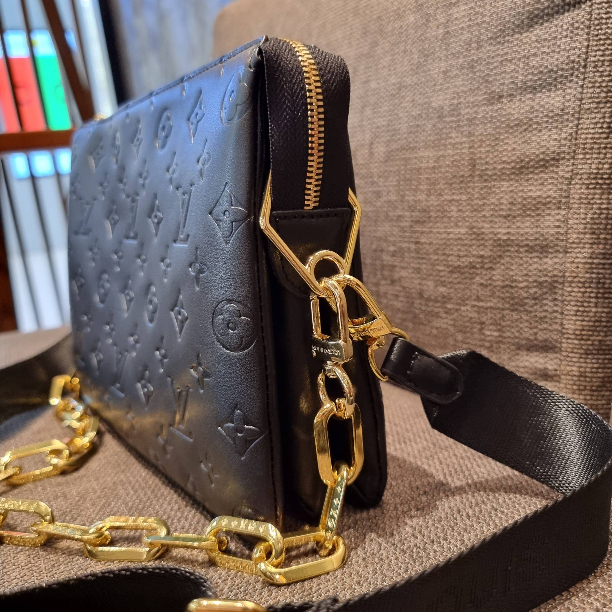 LV HANDLE POUCH MONOGRAM กระเป๋าสะพายกึ่งคลัชท์ สุดล้ำ ใหม่ล่าสุดมาแรงมาก ด้วยความสวยปังตั้งแต่แรกเห็น วัสดุหนังแกะปั๊มลายสวยคม มาพร้อมสาย 2 เส้น เลิศๆ มีสายโซ่ที่มีดีเทลละเอียดไม่ซ้ำ และสายสปอร์ตครอสบอดี้ ที่จะคล้องไว้ทั้งสองเส้นก็ดีงาม หรือสลับใช้ตามลุค