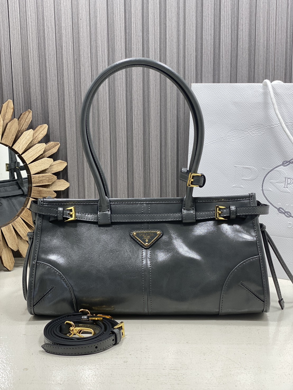 ORI หนังแท้ | Prada Bonnie medium leather handbag 32cm กระเป๋าสะพายทรงโท้ท โดดเด่นด้วยดีไซน์ที่เน้นความประณีตแต่ใช้งานได้จริง หนังเนื้อนุ่มเคลือบเงา เน้นย้ำเสน่ห์อันทันสมัยและใช้งานได้หลากหลาย