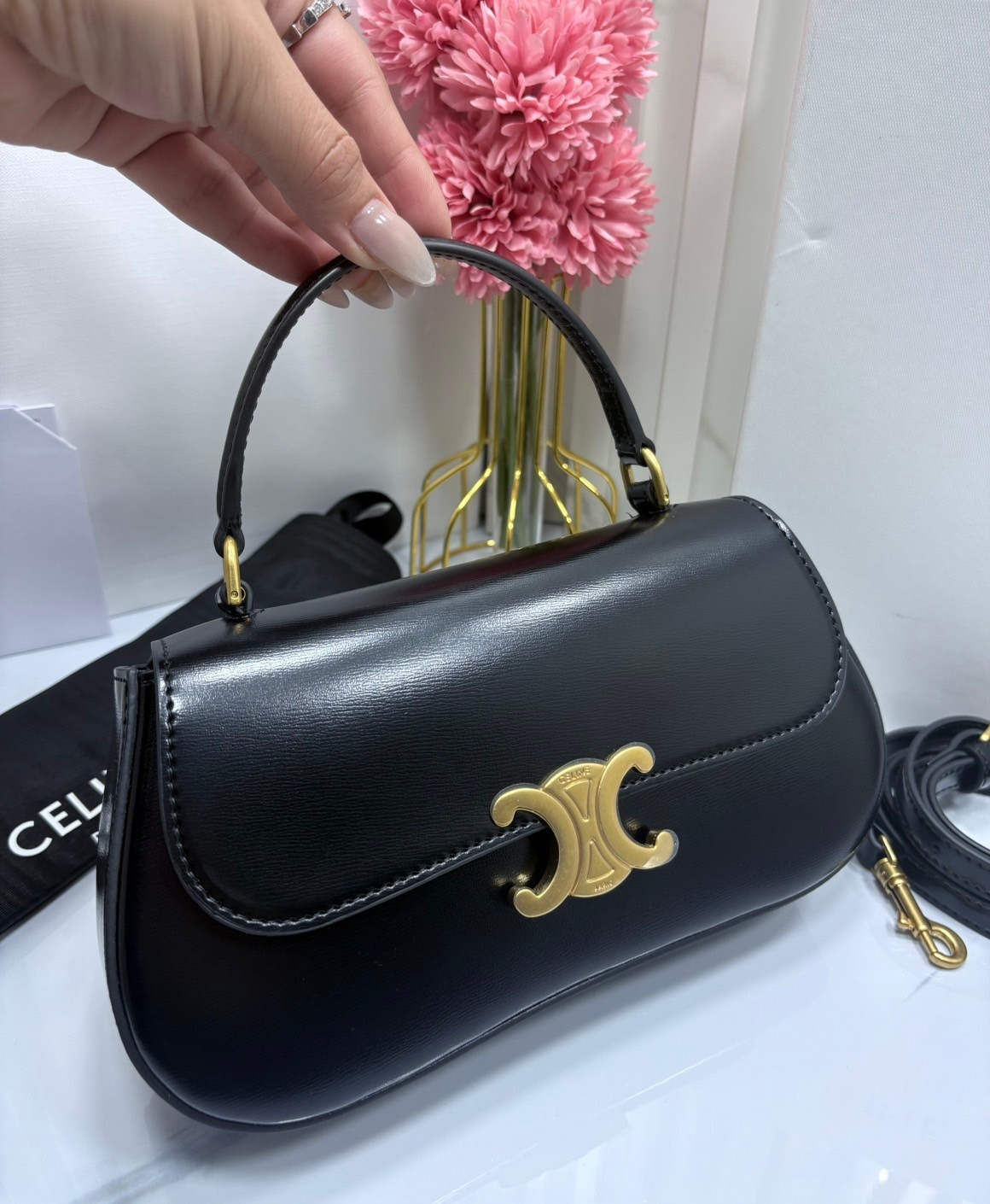 CELINE LOLA TEEN bag in glossy leather กระเป๋าทรงโฮโบรุ่นใหม่ หนังแท้ขึ้นเงาสวยก่อนใคร ดีไซส์ใหม่มุมโค้งมน สวยละมุนเป็นคุณหนูน่าทะนุถนอม