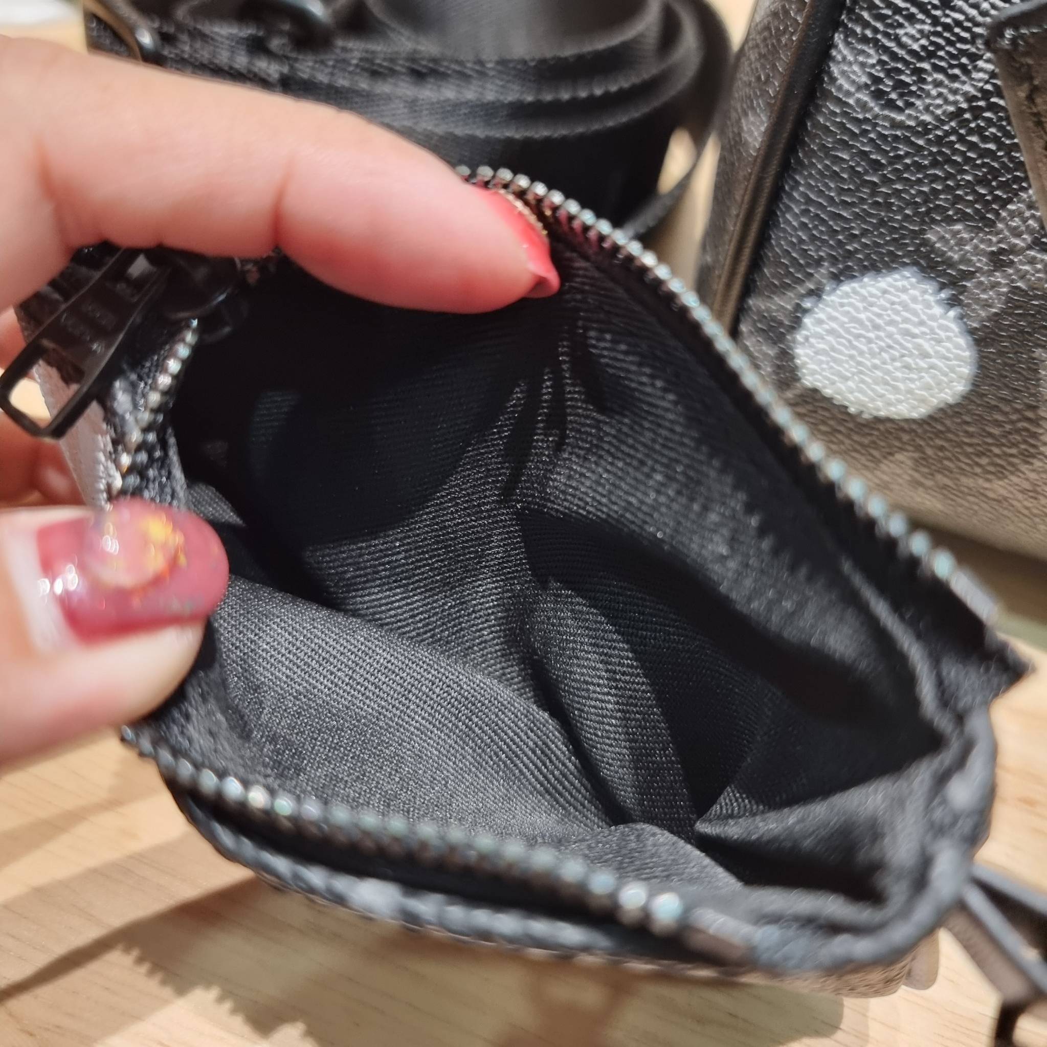 LV x YK KEEPALL BANDOULIERE 25 BAG ย่อส่วนความเท่ให้สะดวกกับชีวิตประจำวัน กับกระเป๋าสะพาย ทรงกระเป๋าเดินทางสุดคลาสสิค ด้วยดีเทลความเป็นเอกลักษณ์ เรียบแต่หรู