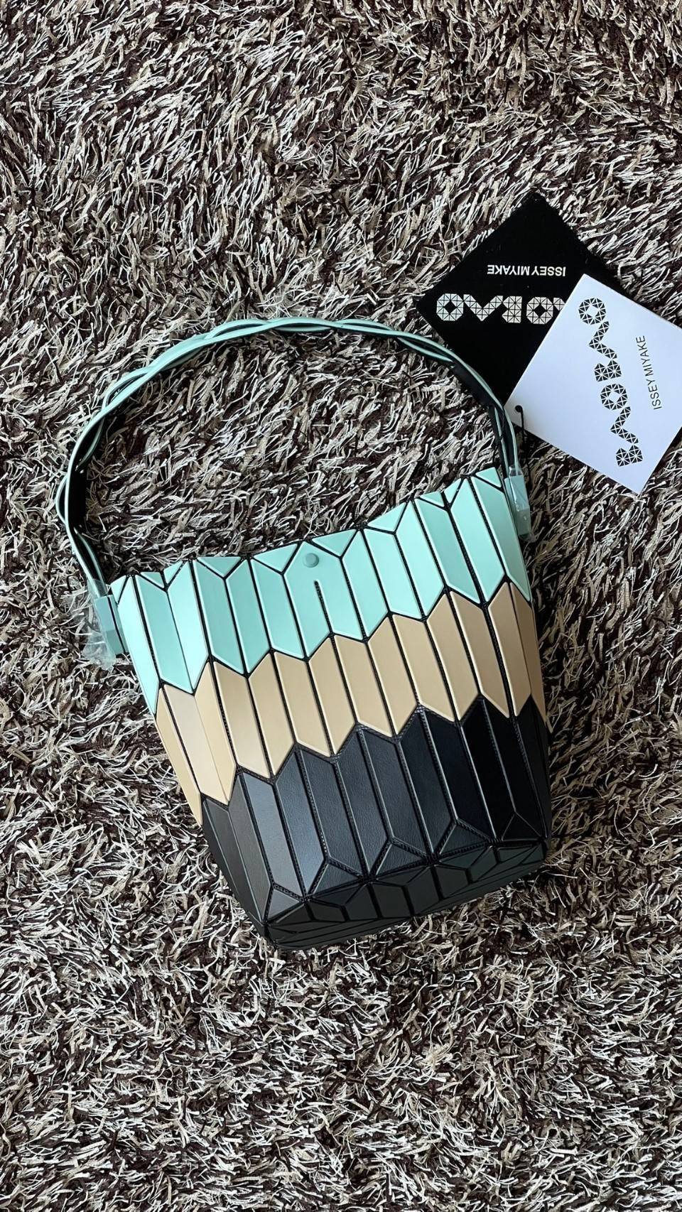 small : BAO BAO ISSEY MIYAKE SMALL BUCKET เป็นกระเป๋าบัคเก็ตขนาดเล็กสามารถใช้ใส่กระเป๋าสตางค์และโทรศัพท์มือถือได้ ซีรีย์ใหม่นี้มีจุดเด่นที่แผ่นรูปทรงสี่เหลี่ยมด้านขนานในแนวตั้ง เกิดเป็นรูปทรงสามมิติ