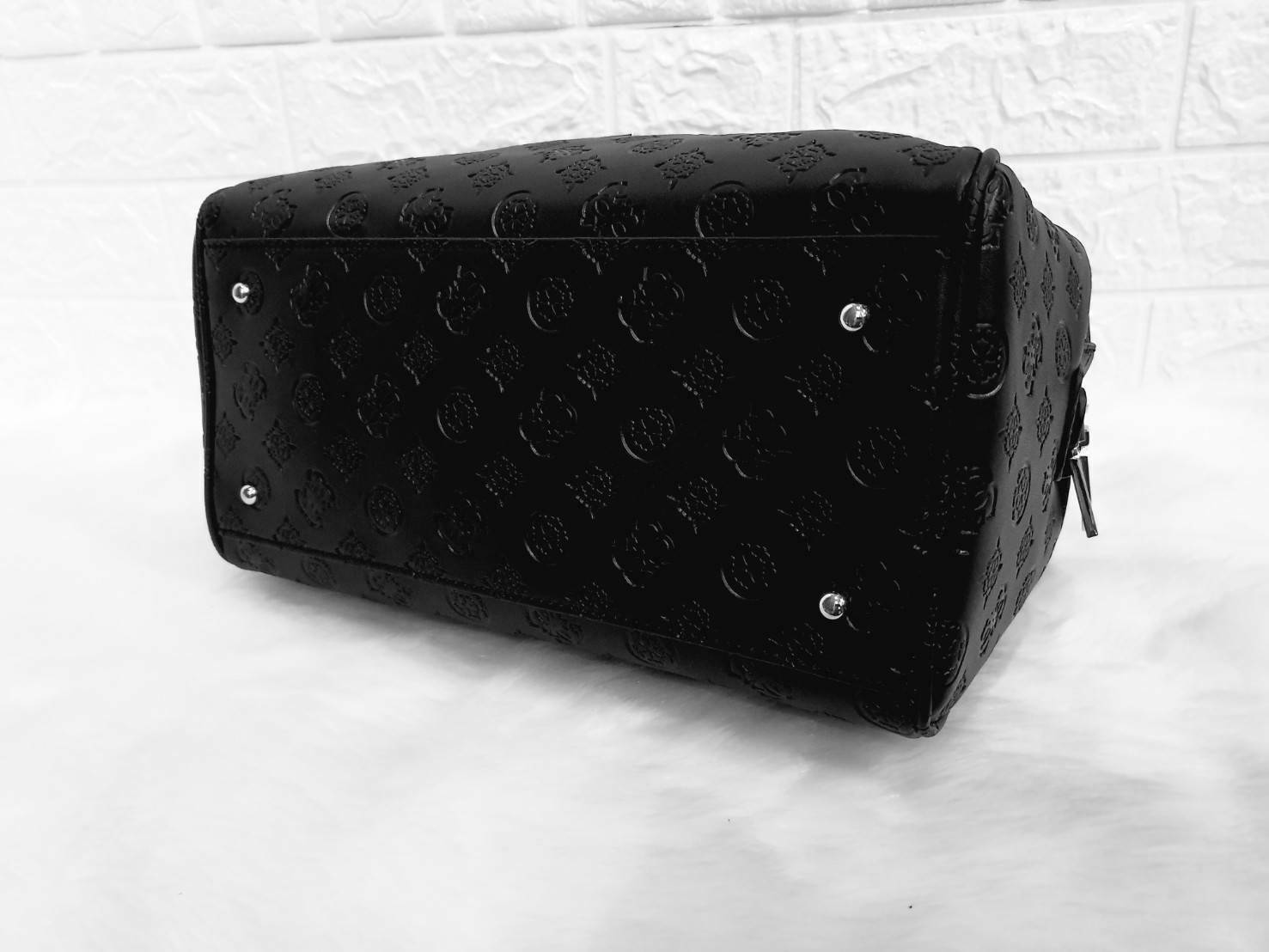 Guess Peony Classic Box Satchel คอลเลคชั่นใหม่สวยหรูจาก Guess กระเป๋าสะพายหนังนิ่มปั๊มแบรนด์รอบใบ ขนาดกำลังดี ฐานกระเป๋ามีหมุดรองฐานกันรอย หัวซิปปั๊มแบรนด์ ภายในกว้างจุของได้เยอะ มาพร้อมสายปรับและถอดออกได้ พร้อมส่ง 4 สี สวยทุกสี พลาดไม่ได้กับสาวยุคใหม่เลย