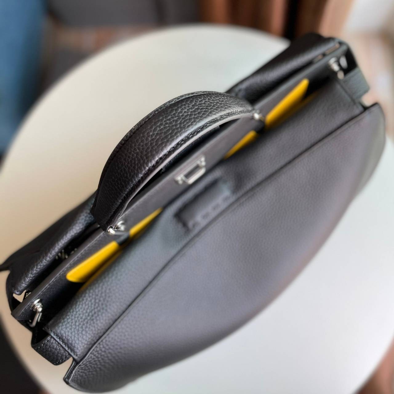 FENDI PEEKABOO MEN BAG size 38CM เป็นรุ่นหนึ่งที่สวยมาก งานดีที่สุดทั้งจากหนังแท้ 100% รายละเอียดครบมีความแข็งแรงหนังหนา ทนทานต่อการใช้งานทุกของได้เยอะ ใส่ Macได้ มาพร้อมสายสะพายยาว สามารถสะพายหรือถือก็ได้