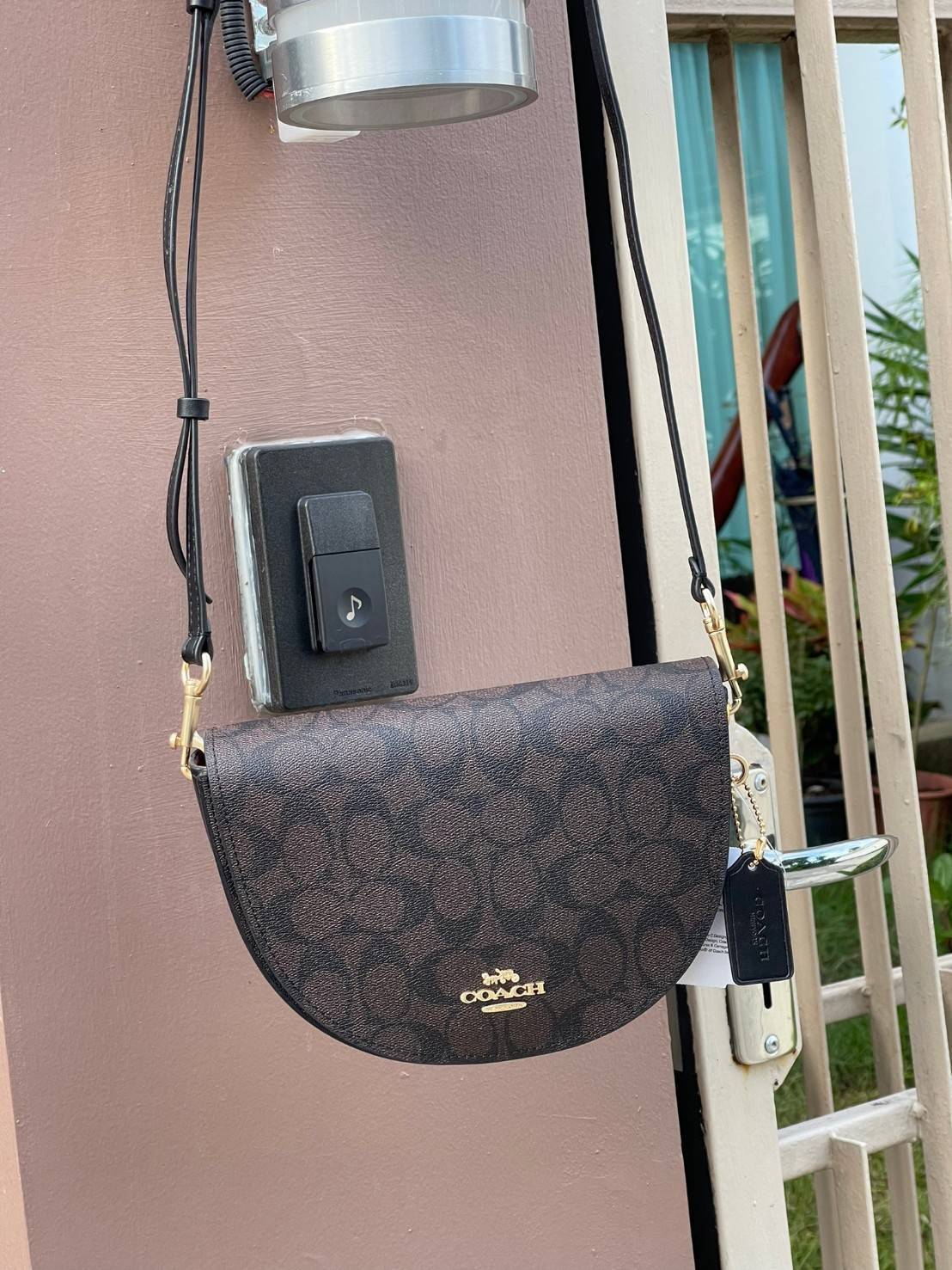 พร้อมส่งที่ไทยครบทั้ง6สีค่ะ 😘 Coach Ellen Crossbody In Signature ((C1432)) กระเป๋าทรงฮาฟมูนรูปทรงคลาสสิก ออกแบบให้มีลักษณะโค้งมน ไม่ดูเป็นทรงแข็งจนเกินไป ดีไซน์และสีของกระเป๋ายังเรียบง่าย เข้าได้กับทุกชุด สะพายครอสบอดี้ร์//สะพายข้าง หรือถือแบบคลัท