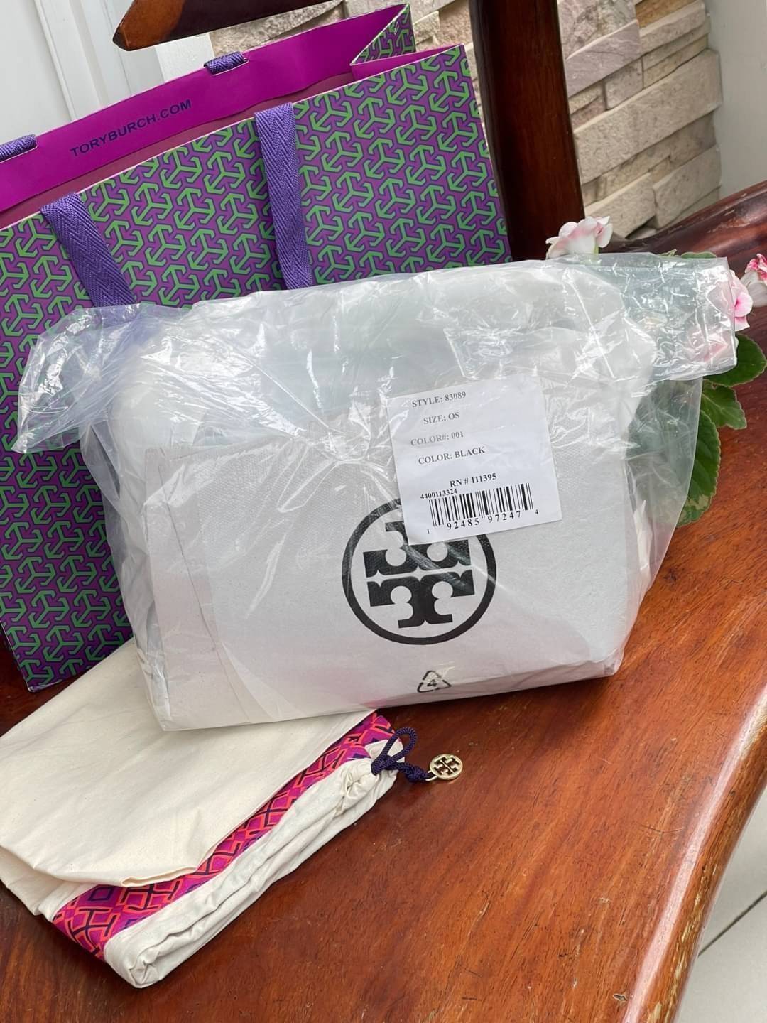 OUTLET 】Tory Burch Kira Top Handle Satchel มี2ขนาด Small/Medium กระเป๋าทรงใหม่ล่าสุดจากรุ่นคิร่า (Kira) มาในเทคนิคตัดเย็บควิลท์แนวขนาน ใช้วัสดุหนังเงานุ่ม สะท้อนแรงบันดาลใจแบบนิวยอร์กจากเบาะหนังในรถคลาสสิค Hardwareสีทองสวยหรู และจุดเด่นอีกรุ่นคิร่าคือความ