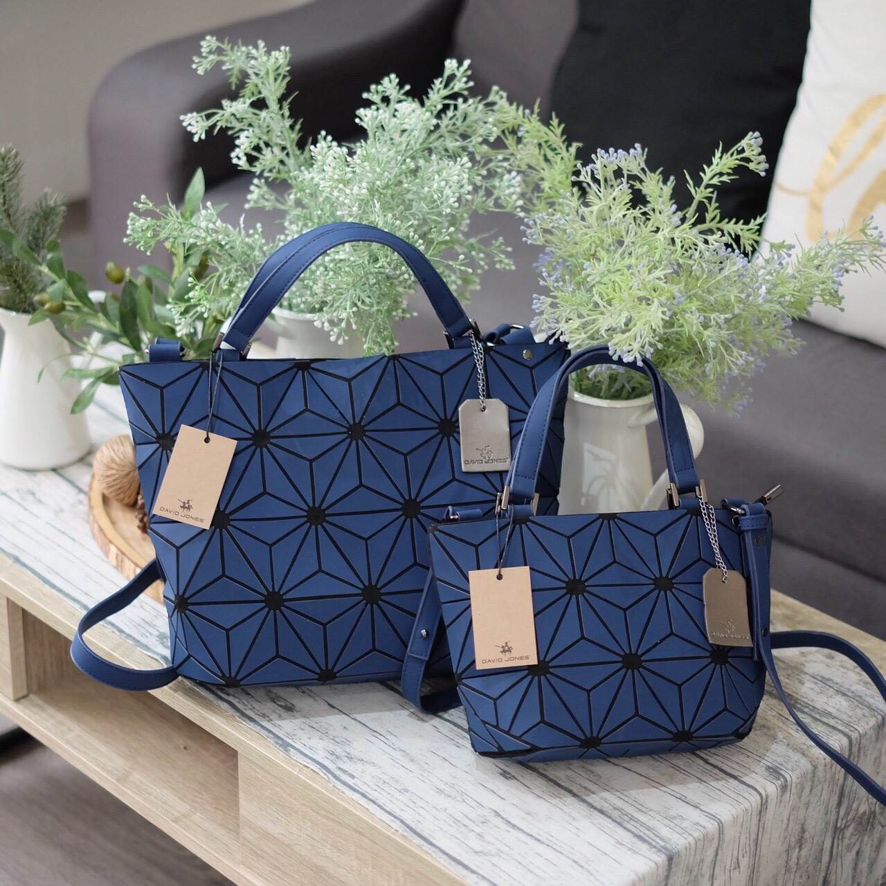 New Collection ka ' Matte Color ' ✨✨ สีด้าน มีให้เลือกถึง 4 สี 🍭🍭แถมยังลาย Limited edition หายาก 👍ปรับทรงได้ 2 แบบ น่ารักมาก จากแบรนด์ David Jones กระเป๋าสะพายข้างดีไซน์เกร๋มาก สีสวยหรูมาก ขนาดกะลังดีเลย น้ำ