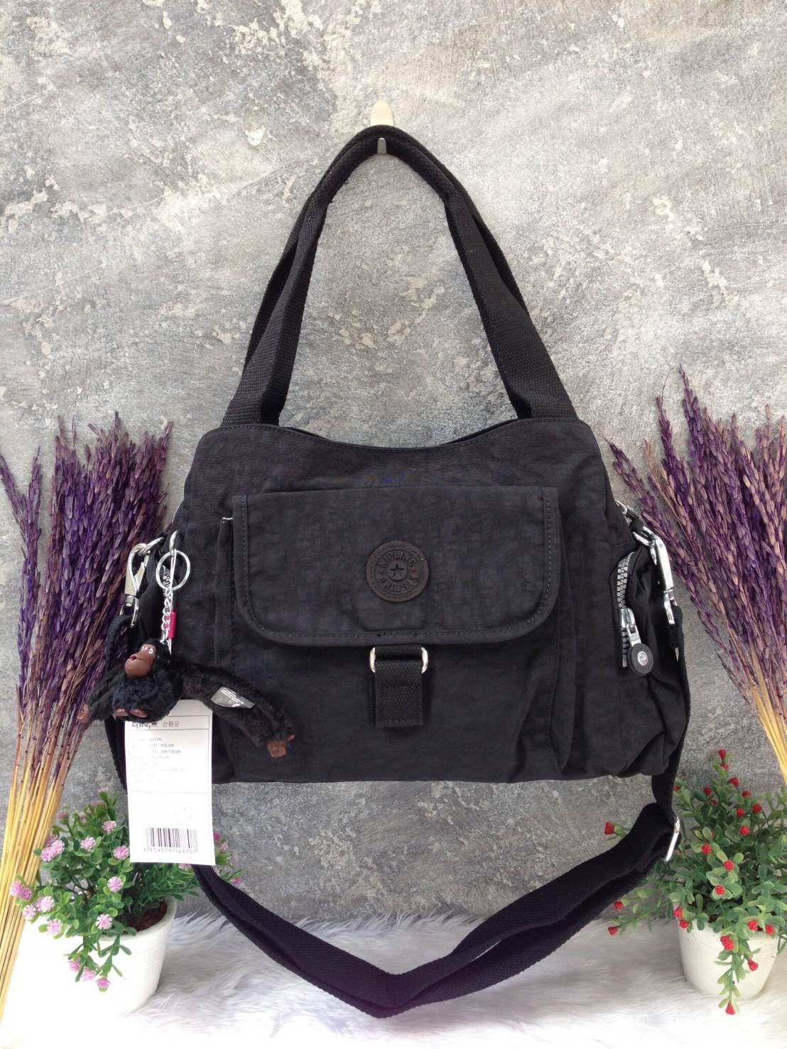 KIpling Felix Large Handbag Bag กระเป๋าถือหรือสะพายสไตล์ลำลองวัสดุ Nylon + Polyester 100% น้ำหนักเบามีหูหิ้วเเละสายสะพายยาวเลื่อนปรับระดับได้ถอดได้ เปิดปิดด้วยซิปสะดวกใช้ โลโก้เเบรนด์ มีช่องแบ่งถึง3ช่องเเยกเป็นสัดส่วน ด้านหน้าและด้านหลังมีช่องใส่ของเปิดปิ