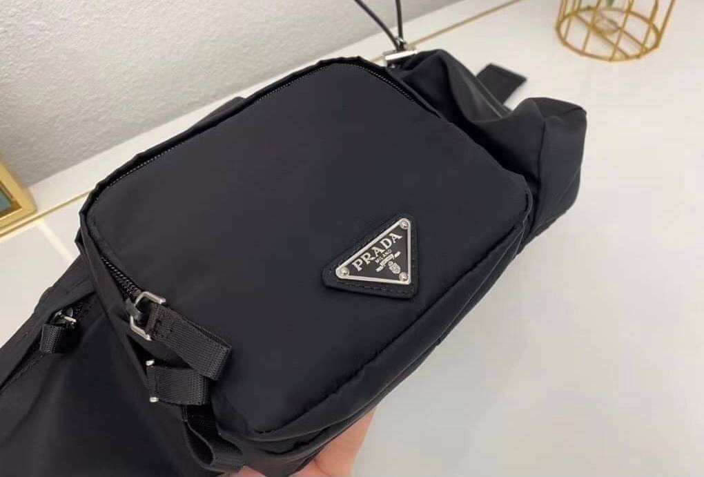 PRADA Premium gift waist bag รุ่น Hothit! กระเป๋าคาดเอว / คาดอก ใช้ได้ทั้งหญิงชาย วัสดุ nylon เรียบหรูดูแพงสไตล์แบรนด์ วัสดุ nylon เปิดปิดด้วยซิป ภายในกว้าง จุได้เยอะ สายปรับได้ ขนาดกำลังดี สะพายคล่องตัวค่ะ ที่สำคัญสะพาย แล้วดูดีมากก Don't miss! .