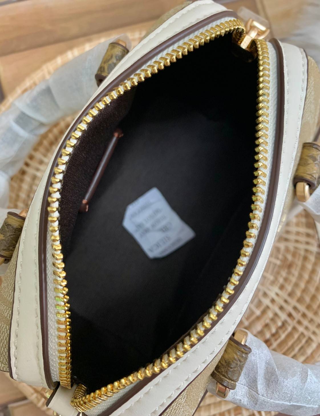 จิ๋วแต่แจ๋วไปเลยค่าา😘 COACH MICRO ROWAN CROSSBODY ((2300)) MINI พร้อมส่ง! บอกเลยสาวๆห้ามพลาด ใบจริงสวยมากๆค่ะ! กระเป๋าขนาดมินิๆ หนังCanvas ผสมหนังบายหูตรงหูหิ้วได้ลงตัวสวยวามมากๆเลยค่ะ//ด้านหน้ามีช่องซิปเล็กใส่เหรียญ เปิดปิดช่องหลักแบบซิป ภายในใส่