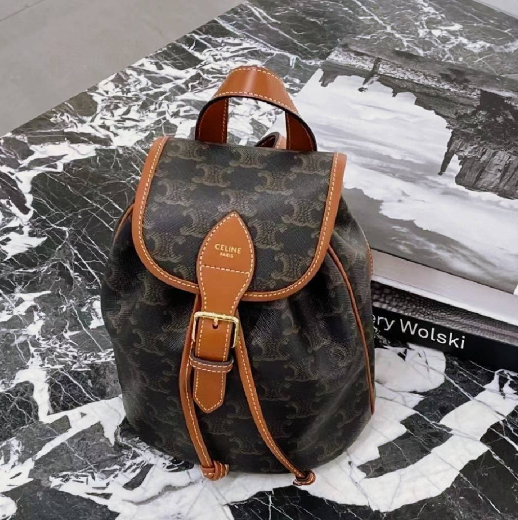 VIP 】CELINE MINI RUCKSACK VIP GIFT WITH PURCHASE (GWP) พรีเมี่ยมกิ๊ฟ Limited Edition จาก CELINE HAUTE PARFUME DUTYFREE COUNTER วัสดุ COATED CANVAS หนังสวยหรูอยู่ทรงกันน้ำเปิดปิดด้วยฝาปิด Belt มีโลโก้แบรนด์และสายรัด Drawstring ภายในโล่งสามารถใส่กระเป๋าสตาง