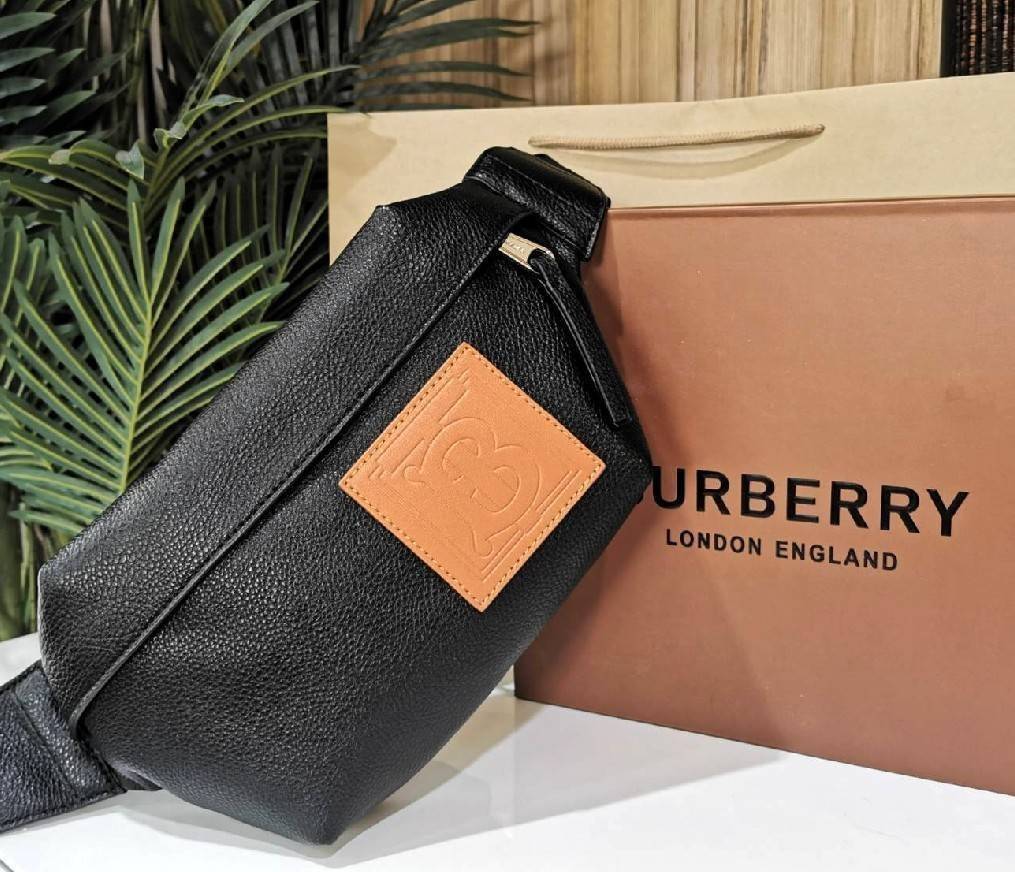 BURBERRY FRAGRANCES WAISTBAG VIP GIFT WITH PURCHASE (GWP) พรีเมี่ยมกิ๊ฟ Limited จากน้ำหอม BURBERRY วัสดุหนังแท้ CalfSkin หนังนิ่มสวยดูดีอยู่ทรงประดับโลโก้แบรนด์ด้านหน้า เปิดปิดด้วยซิปหัวซิปแบรนด์ ขนาดกำลังดี ภายในกว้างและจุค่ะ มีโลโก้ มีช่อง pocket ใช้ใส่
