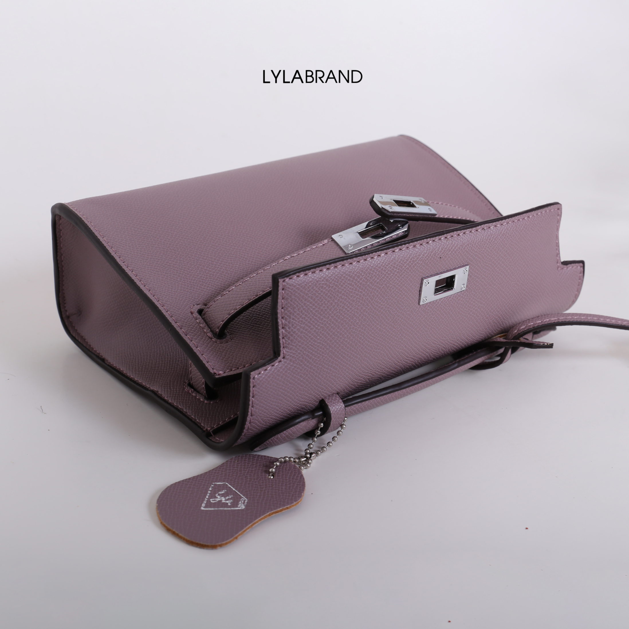 LYLABRAND🔔 KELLY MINI SIZE 22 CM / EPSOM PU TOP PREMIUM มาพร้อมสายหนังและสายโซ่คุณภาพดีสุดๆ ใบเล็กน่ารักพอดิบพอดีถือเป็นครัชออกงานได้ให้ลุคหรูสุด หรือจะใส่กับชุดทำงาน กางเกงยีนส์ ได้หมด ครบเลยค่ะ ให้ลุค ผู้ดีมากๆ ใส่ iphone plus ได้ทุกรุ่น มีสีให้