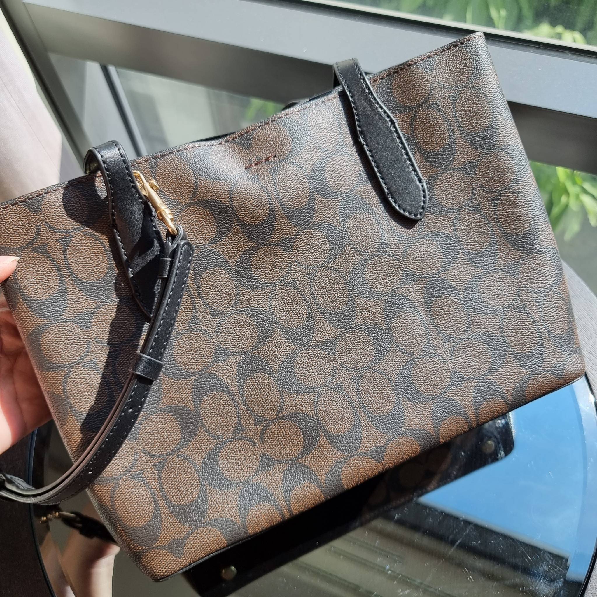 OUTLET 】COACH 73293 MINI AVENUE CARRYALL IN SIGNATURE CANVAS กระเป๋าสะพายรุ่นคลาสสิค คัมแบคแล้วจ้าแม่!! ไซส์กำลังสวย วัสดุหนังแคนวาสคุณภาพดี ด้านข้างเก็บทรงได้ เปิด-ปิดด้วยกระดุมแม่เหล็ก ใช้งานง่าย มีช่องซิป ใบนี้เห็นเล็กๆ แต่จุได้เยอะพอสมควรเลยน้า ɣ