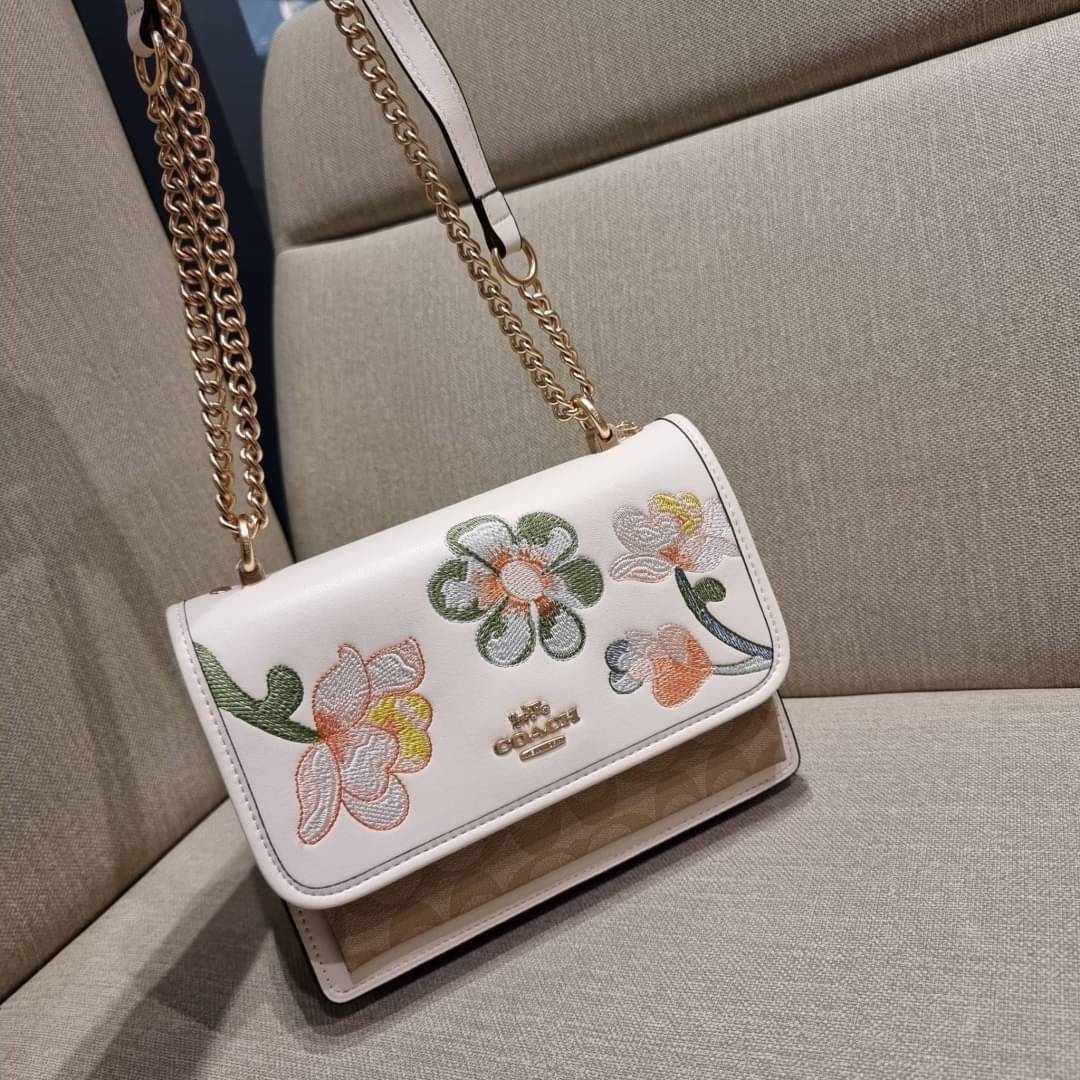 COACH C9230 KLARE CROSSBODY IN SIGNATURE CANVAS WITH FLORAL EMBROIDERY น้องใหม่คอลล่าสุด กับกระเป๋าสะพายข้าง โทนสีละมุนลูกคุณหนู ดีไซน์ปักดอกไม้เพิ่มลูกเล่น ให้ดูแพง วัสดุผนังแคนวาสสลับหนังแท้ สายสะพายโซ่สลับหนัง สะพายยังไงก็ขับผิว เปิด-ปิดด้วยกระดุมแม่เห