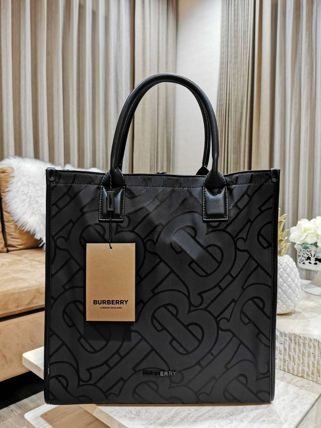 VIP 】ห้ามพลาด! พร้อมส่ง Rare Items! NEW ARRIVAL! BURBERRY FRAGRANCES MONOGRAM TOTE BAG VIP GIFT WITH PURCHASE (GWP) Limited Edition จาก BURBERRY PURFUME COUNTER วัสดุหนังแท้และ POLYAMIDE ขึ้นลาย TB Monogram ประดับโลโก้ด้านหน้า ใบใหญ่จุใจ ใส่หนังสือ เอกสาร