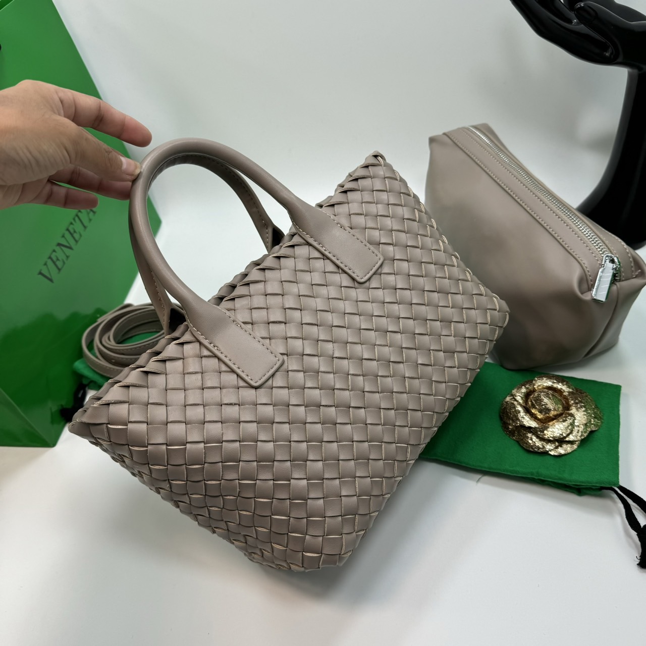 BOTTEGA MINI CABAT LEATHER TOTE BAG กระเป๋าสะพายขนาดมินิ พร้อมใบลูก ดีไซส์สานเป็นเอกลักษณ์ หนัง nappa นิ่มสวยงาม