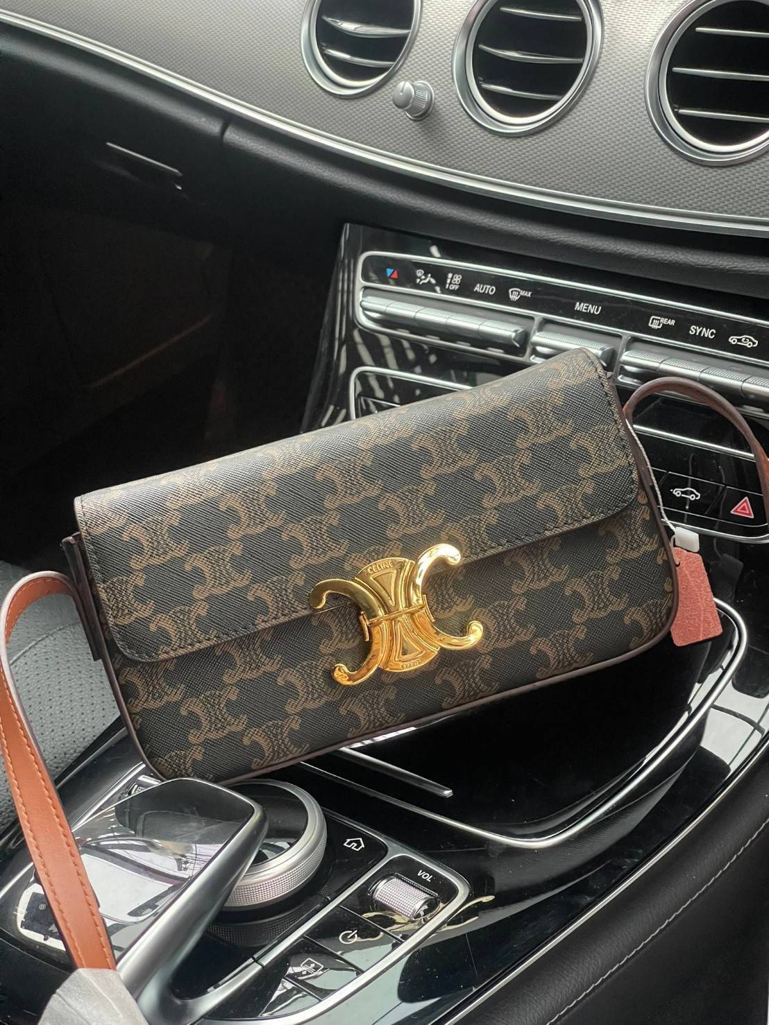 CELINE TRIOMPHE SHOULDER BAG IN TRIOMPHE อีกหนึ่งผลงานการออกแบบของ Hedi Slimane ที่ได้ดึงเอาเอกลักษณ์ต่าง ๆ ของ CELINE ออกมาและทำการตีความหมายใหม่จนได้กระเป๋าเรียบหรูและดูทันสมัย ให้คุณเลือกสะพายในชีวิตประจำวันเข้ากับการแต่งตัวสบาย ๆ หรือจะสะพายออกงานปาร์